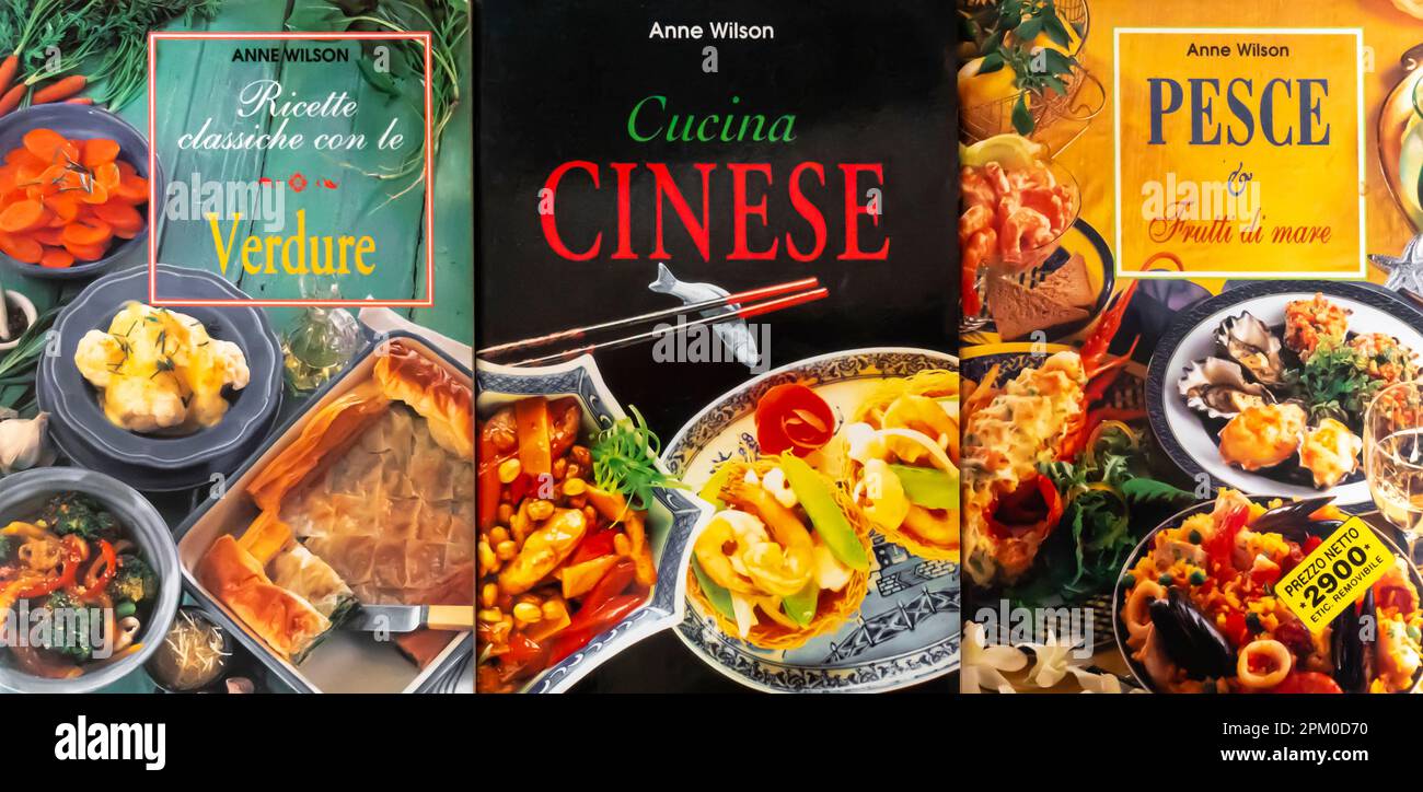 Kochbücher von Anne Wilson auf italienisch. Buchhüllen. Cucina Cinese, Pesce, Verdure Stockfoto