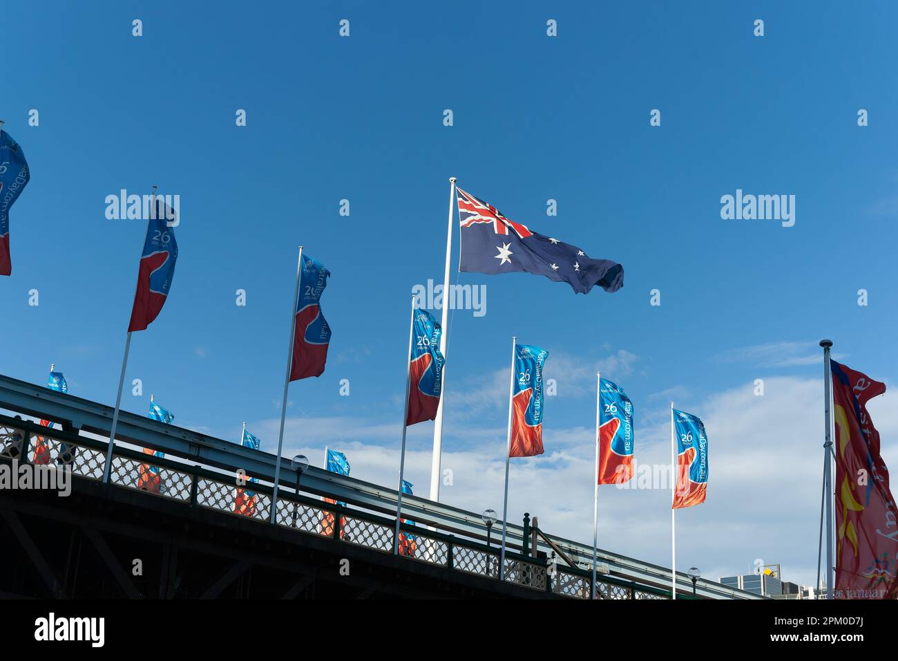Sydney Australien - 25 2011. Januar; Banner für den Australientag und australische Flagge, die im Wind auf dem Geländer der Fußgängerbrücke flattern. Stockfoto