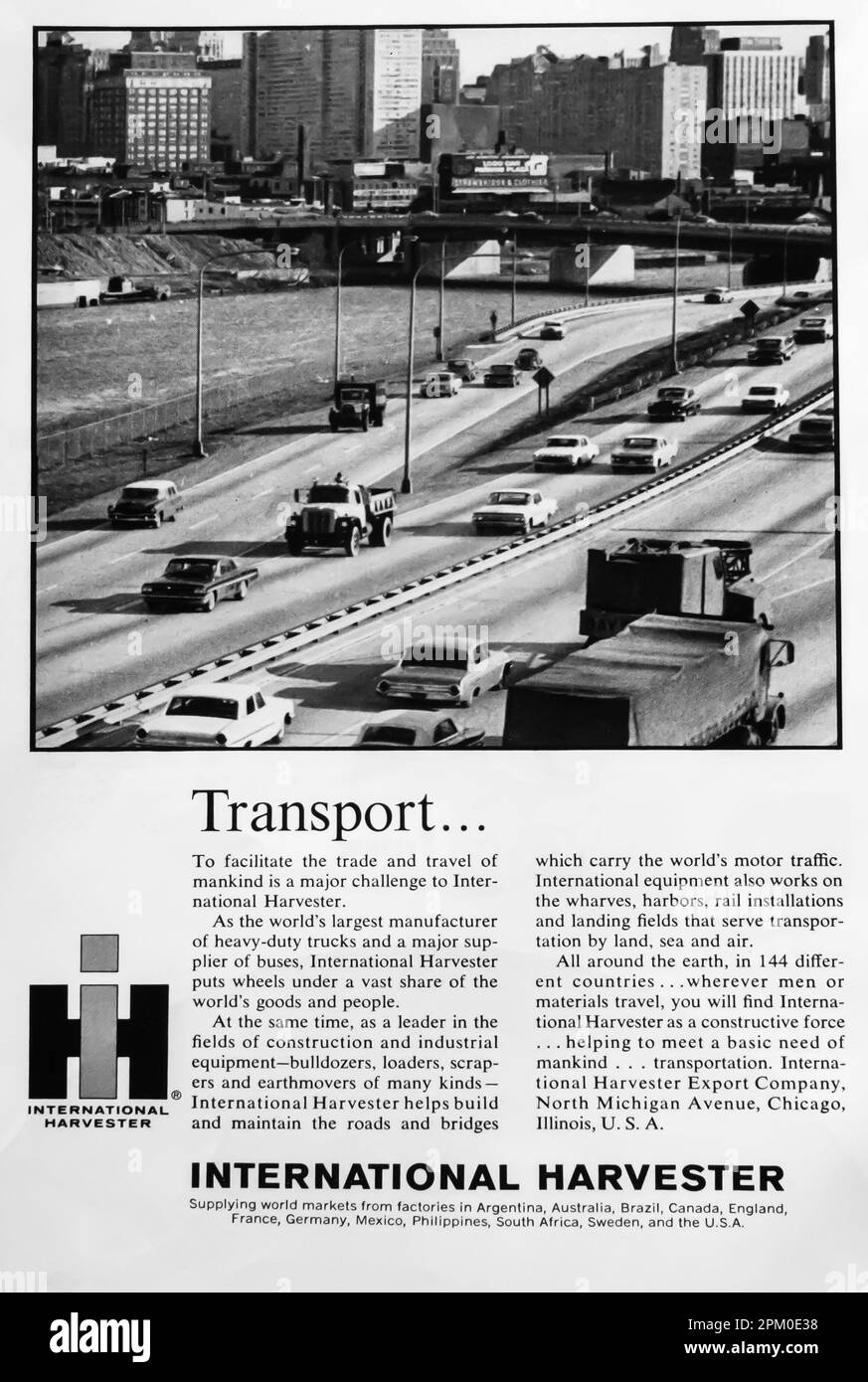 International Harvester – Hersteller von Lkw, Bussen und Transportwerbung in einem Magazin in NatGeo 1965 Stockfoto