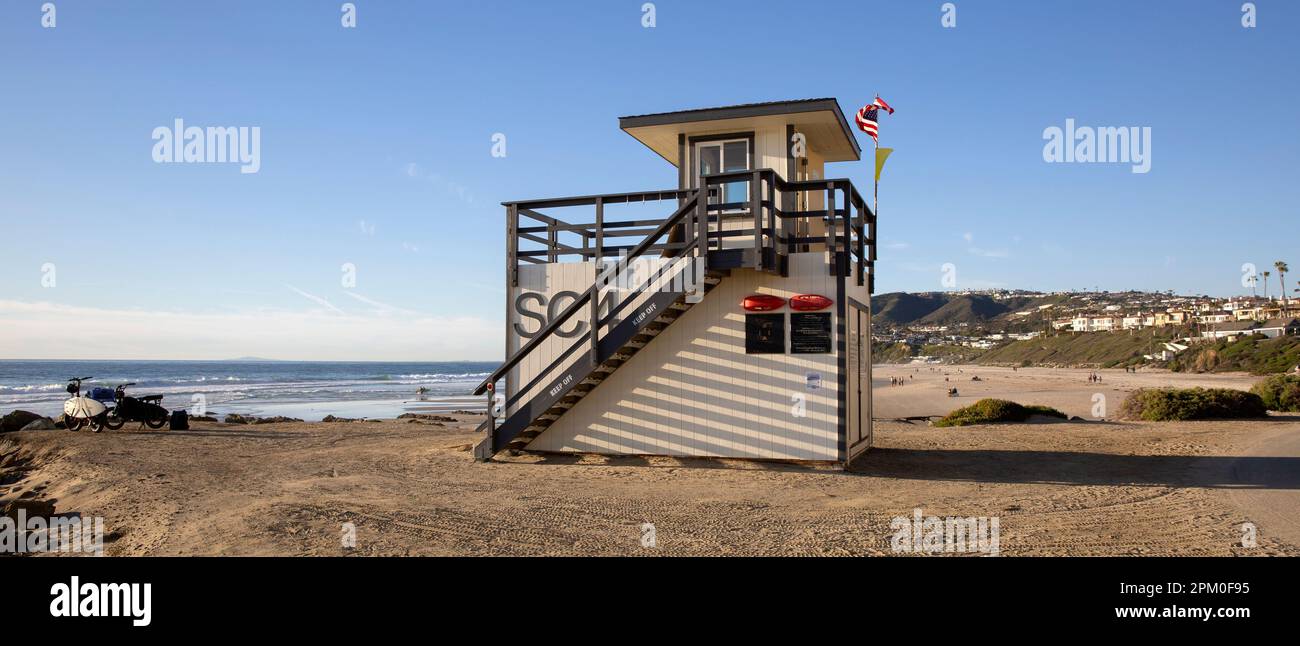 Panoramaszene am Strand mit dem SC4 OC Lifeguard Tower, Dana Point, Orange County, Südkalifornien Stockfoto