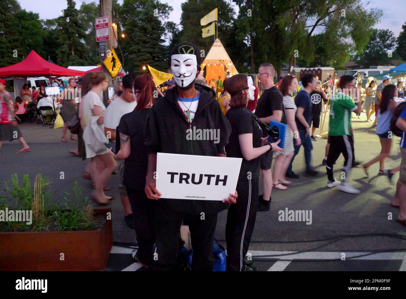 Anonym für sprachlose vegane Tieraktivisten mit dem Cube of Truth mit Schildern, elektronischen Geräten und Guy Fawkes Masken in St. Paul, MN. Stockfoto