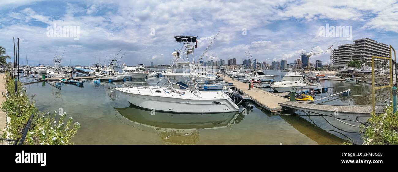 Luanda/Angola - 11/21/2020: Panoramablick auf die Marina und die Innenstadt von Luanda, Bucht von Luanda, marginale und zentrale Gebäude, in Angola Stockfoto