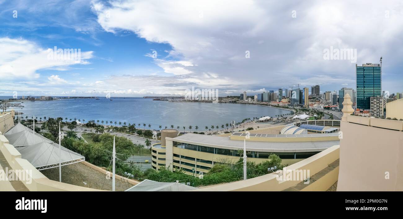 Luanda Angola - 24 03 2023: Luftaufnahme der Innenstadt von Luanda, Bucht, Cabo Island und Hafen von Luanda, marginale und zentrale Gebäude in Angola Stockfoto