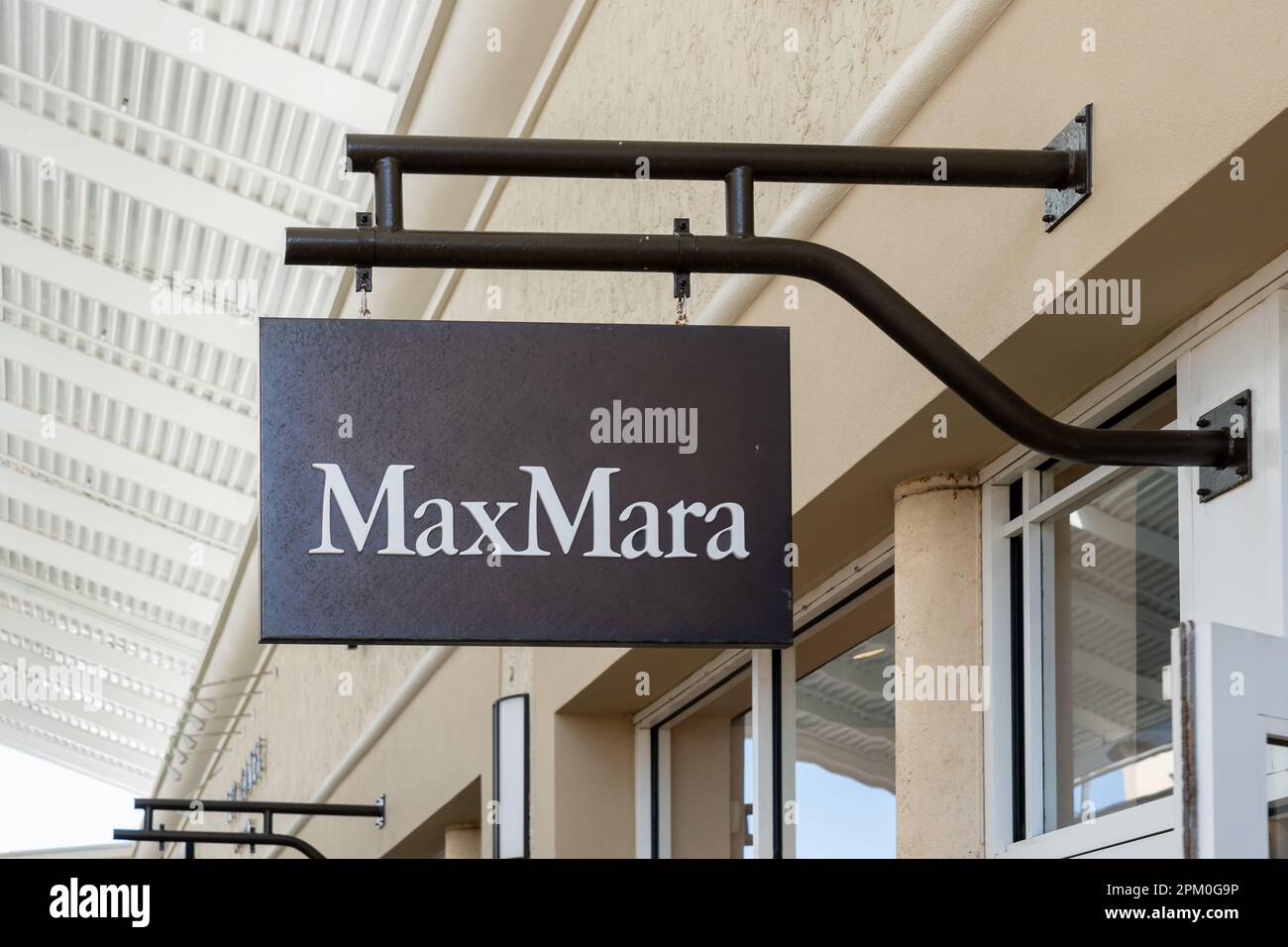 Nahaufnahme des Aufhängungsschilds des Max Mara Stores ist zu sehen. Stockfoto