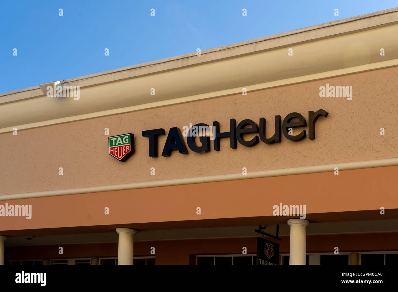 Nahaufnahme des TAG Heuer Store-Schilds auf dem Gebäude wird angezeigt. Stockfoto