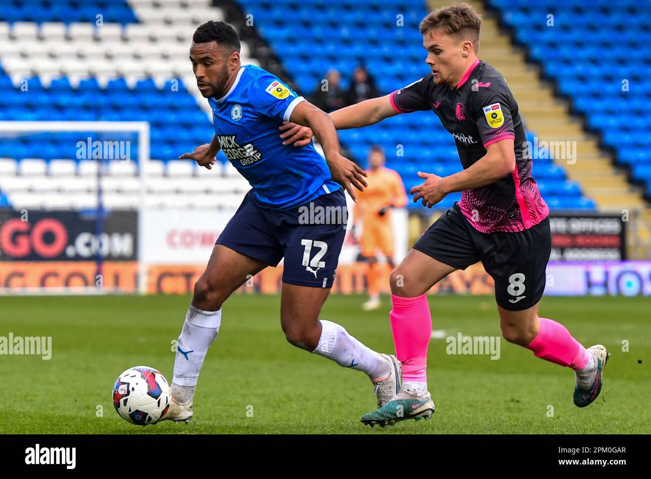 Nathan Thompson (12 Peterborough United), herausgefordert von Archie Collins (8 Exeter City) während des Spiels der Sky Bet League 1 zwischen Cambridge United und Fleetwood Town im R Costings Abbey Stadium, Cambridge, am Freitag, den 7. April 2023. (Foto: Kevin Hodgson | MI News) Guthaben: MI News & Sport /Alamy Live News Stockfoto