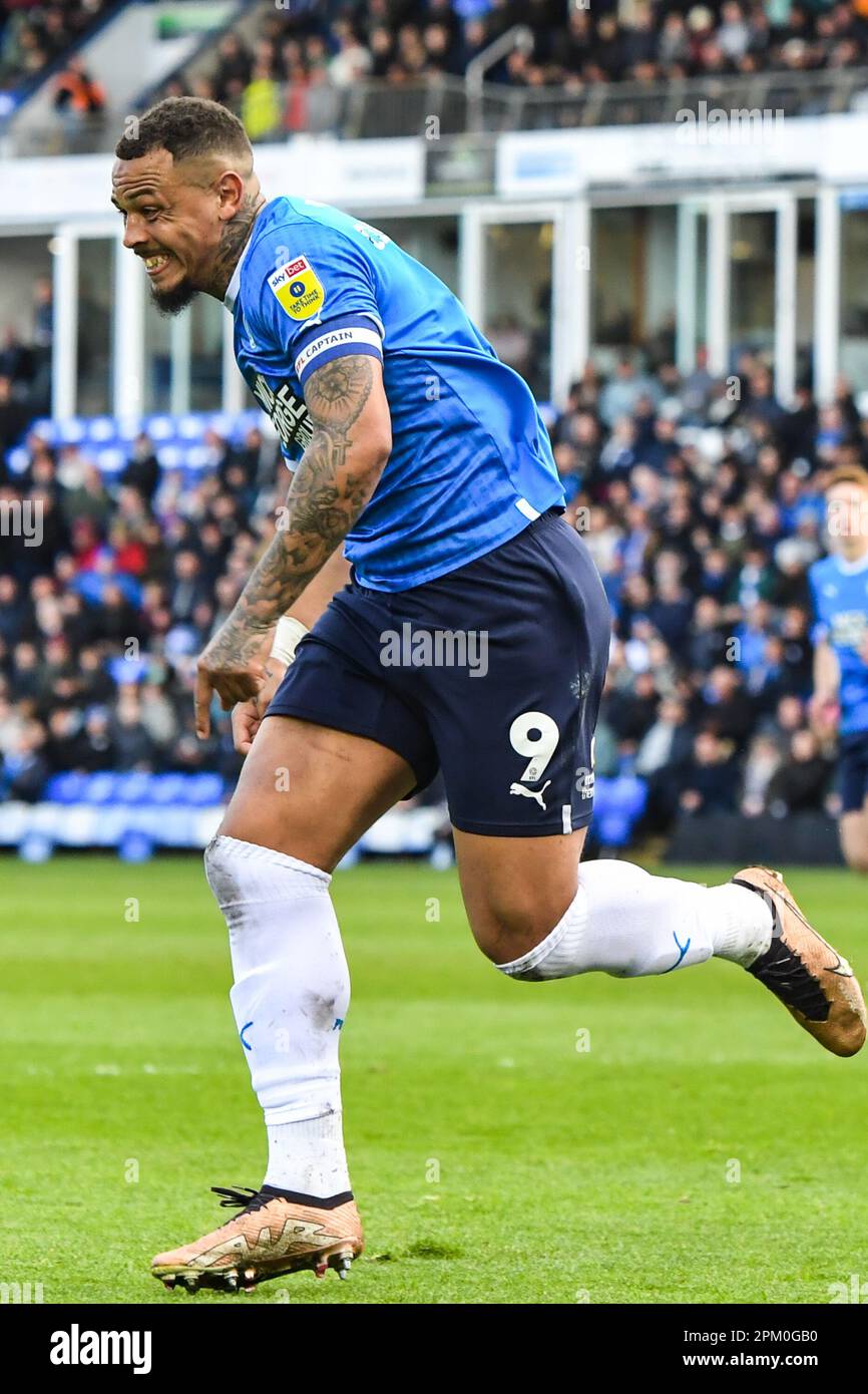 Jonson Clarke Harris (9 Peterborough United) während des Spiels der Sky Bet League 1 zwischen Cambridge United und Fleetwood Town im R Costings Abbey Stadium, Cambridge, am Freitag, den 7. April 2023. (Foto: Kevin Hodgson | MI News) Guthaben: MI News & Sport /Alamy Live News Stockfoto