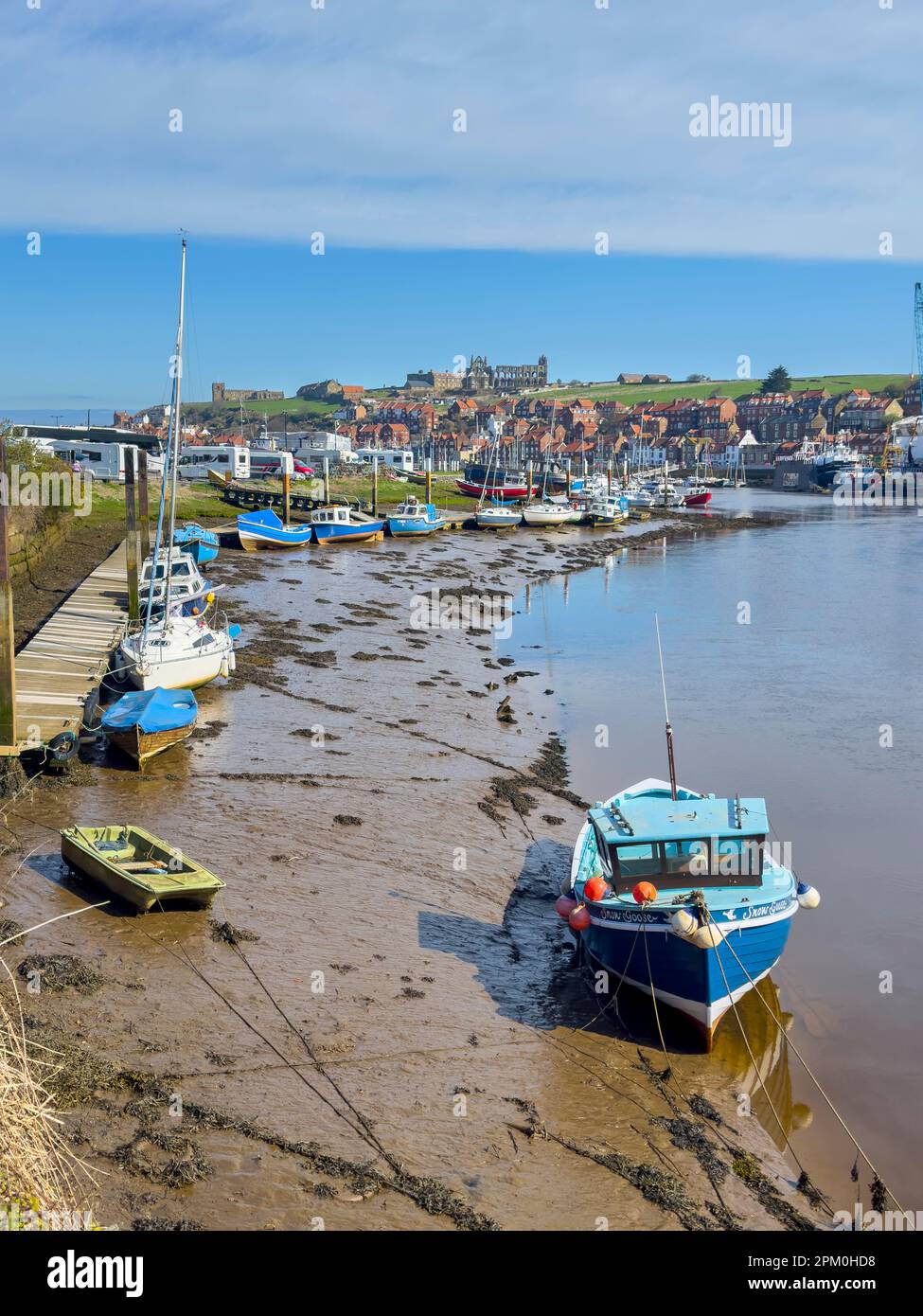 Whitby, North Yorkshire, Vereinigtes Königreich 04.08.2023 Whitby Abbey liegt bei Ebbe über dem Hafen von Whitby. Stockfoto