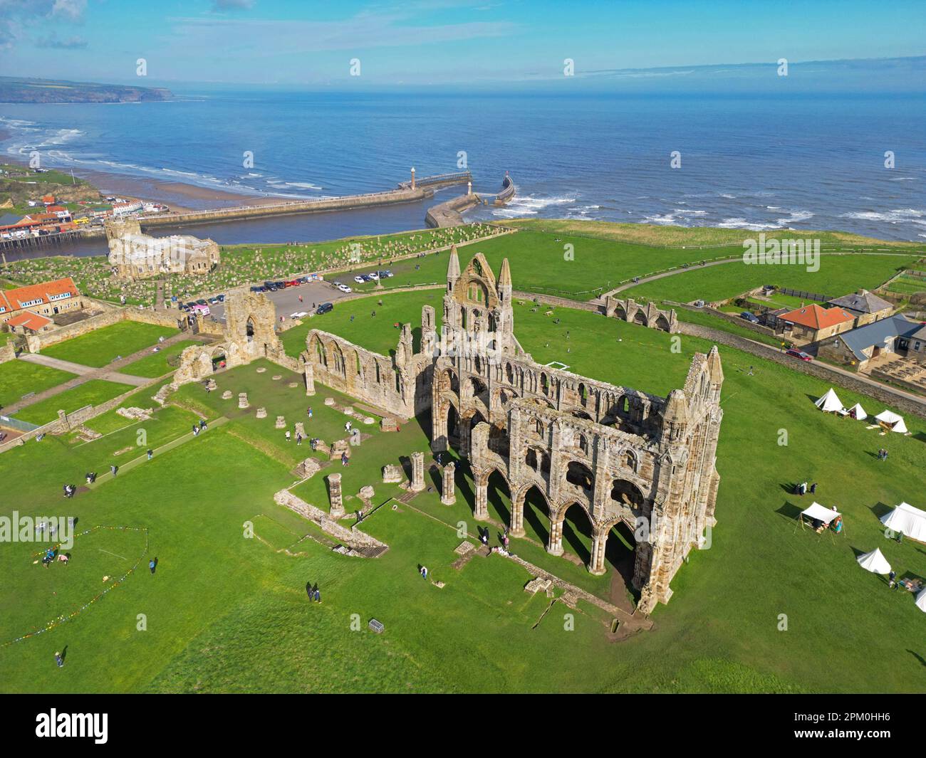 Whitby, North Yorkshire, Vereinigtes Königreich 04.08.2023 ein Blick aus der Vogelperspektive auf Whitby Abbey über die Osterfeiertage in Großbritannien. 8. April 2023 Stockfoto