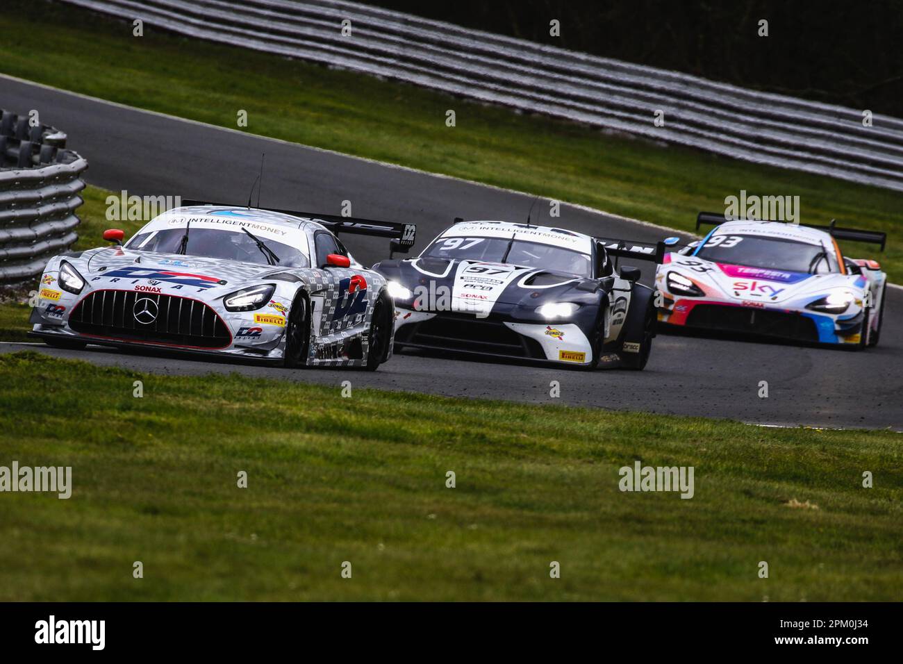 Oulton Park, Cheshire, Großbritannien. 10. April 2023. 2 Seas Motorsport Mercedes-AMG GT3 (Nr. 1), gefahren von Ian Loggie & Jules Gounon in der Pro-am-Klasse GT3, führt Beechdean AMR Aston Martin Vantage AMR GT3 (Nr. 97), gefahren von Andrew Howard & Ross Gunn in der Pro-am-Klasse GT3 und Sky Tempesta Racing McLaren 720S GT3 (Nr. 93) Kevin Tse und Chris Froggatt in der Silver-am-Klasse GT3 in Runde 1 der British GT Championship von Intelligent Money im Oulton Park. 10. April 2023 Kredit: Jurek Biegus/Alamy Live News Stockfoto