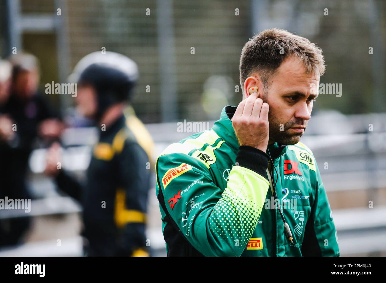 Oulton Park, Cheshire, Großbritannien. 10. April 2023. 2 Seas Motorsport-Fahrer Jonny Adam in der Pro-am-Klasse GT3 in Runde 1 der Intelligent Money British GT Championship im Oulton Park. 10. April 2023 Kredit: Jurek Biegus/Alamy Live News Stockfoto
