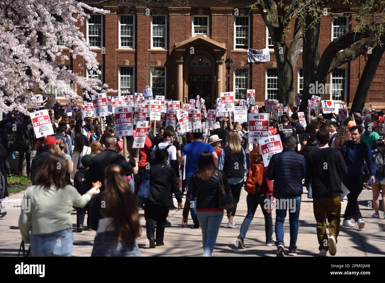 New Brunswick, Usa. 10. April 2023. Demonstranten halten während des Streiks Plakate, auf denen ihre Meinung zum Ausdruck gebracht wird. Dozenten und Mitarbeiter der Rutgers University streiken inmitten eines Vertragsstreits. Der Streik an der Rutgers University ist der erste in der 257-jährigen Geschichte der Universität. Der Streik fand auf dem Campus der Rutgers University in New Brunswick in New Brunswick statt. Kredit: SOPA Images Limited/Alamy Live News Stockfoto