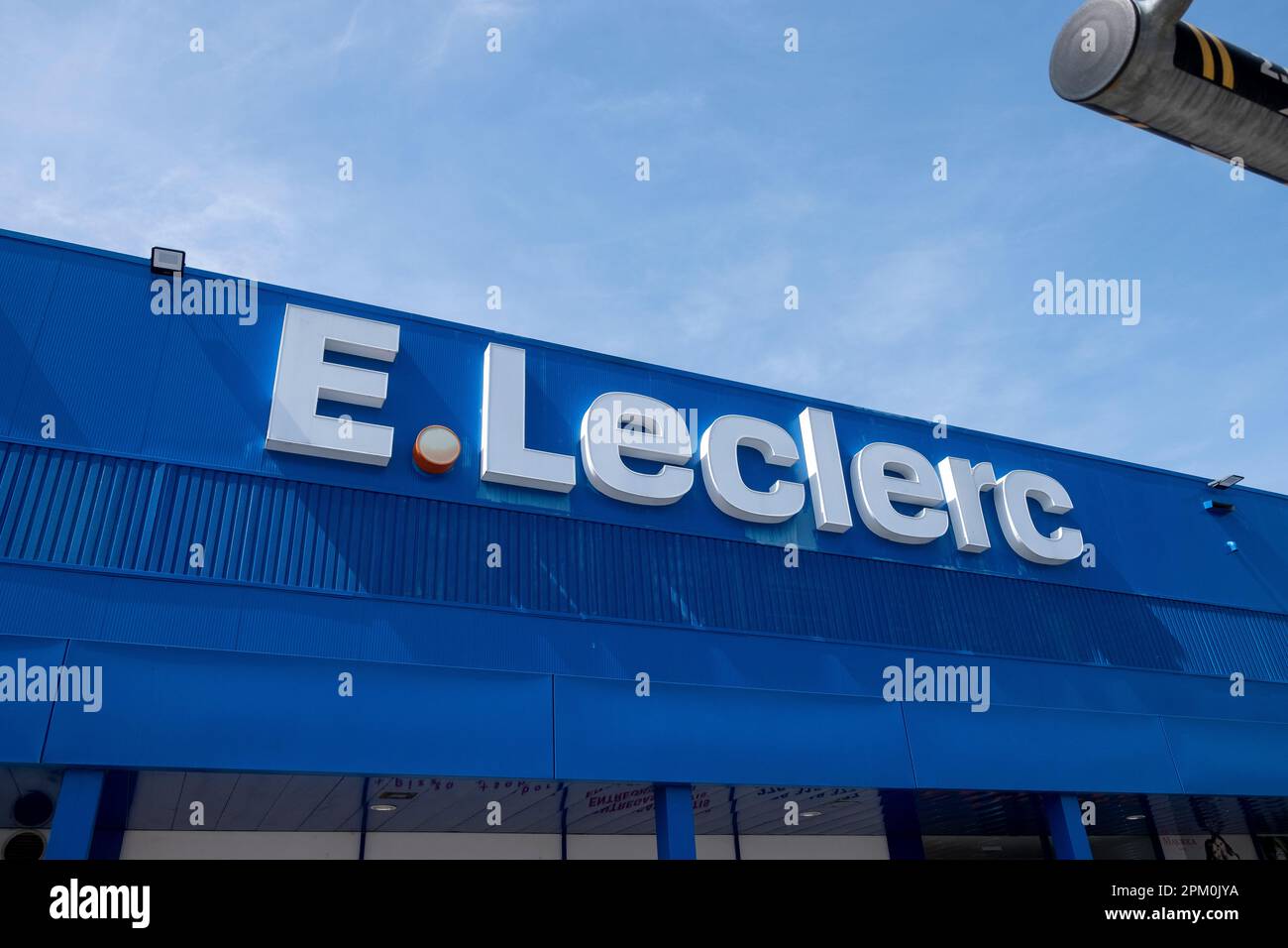 Chaves, Portugal - 8. April 2023: Fassade E.Leclerc französischer Supermarkt leclerc Shop Fassade mit Logo Stockfoto