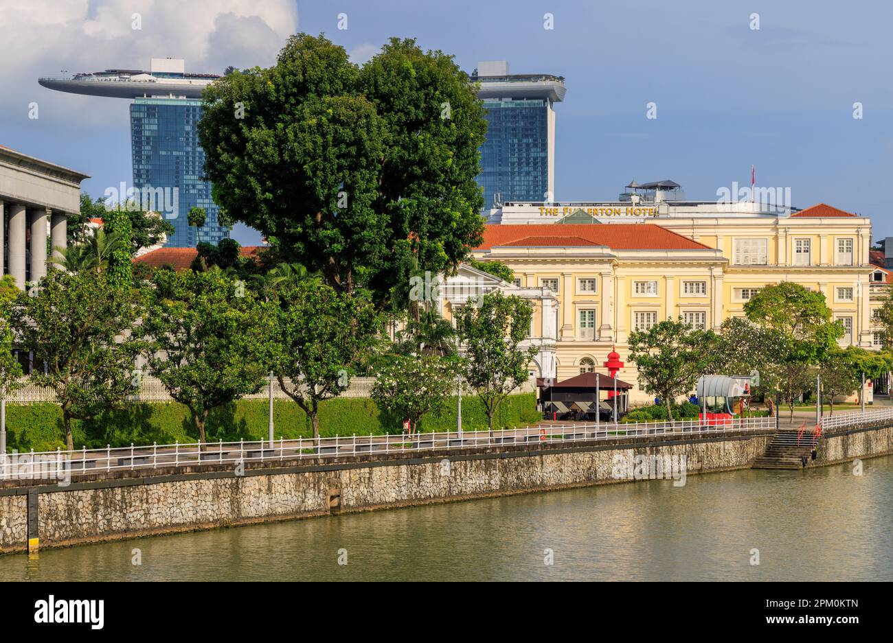 Das Asian Civilisations Museum mit Marina Bay Sands Hotel im Hintergrund, Empress Place, Singapur Stockfoto