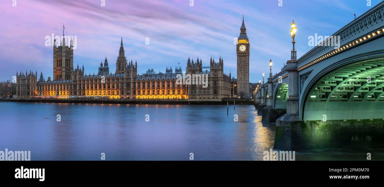 Die Westminster Bridge verbindet Lambeth mit Westminster und überquert die Themse in der Nähe der Houses of Parliament und des berühmten Wohnsitzes des Queen Elizabeth Tower Stockfoto