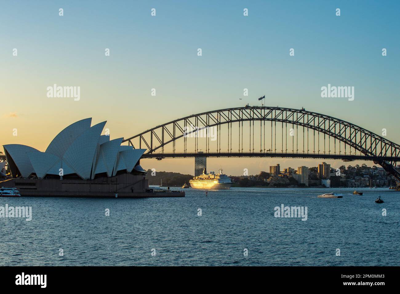 Das Opernhaus und die Hafenbrücke aus Sicht von Mrs. Macquaries Point in Sydney. Dies sind zwei der bekanntesten Bauwerke von Sydney, NSW, Australien. Stockfoto