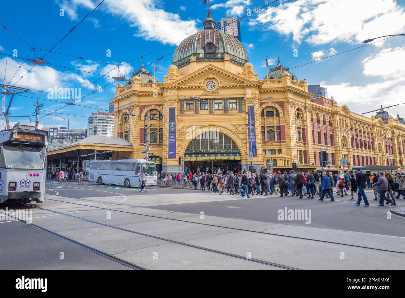 Flinders Street Station ist ein geschäftiger Bahnhof und berühmtes Wahrzeichen in Melbourne, Australien Stockfoto