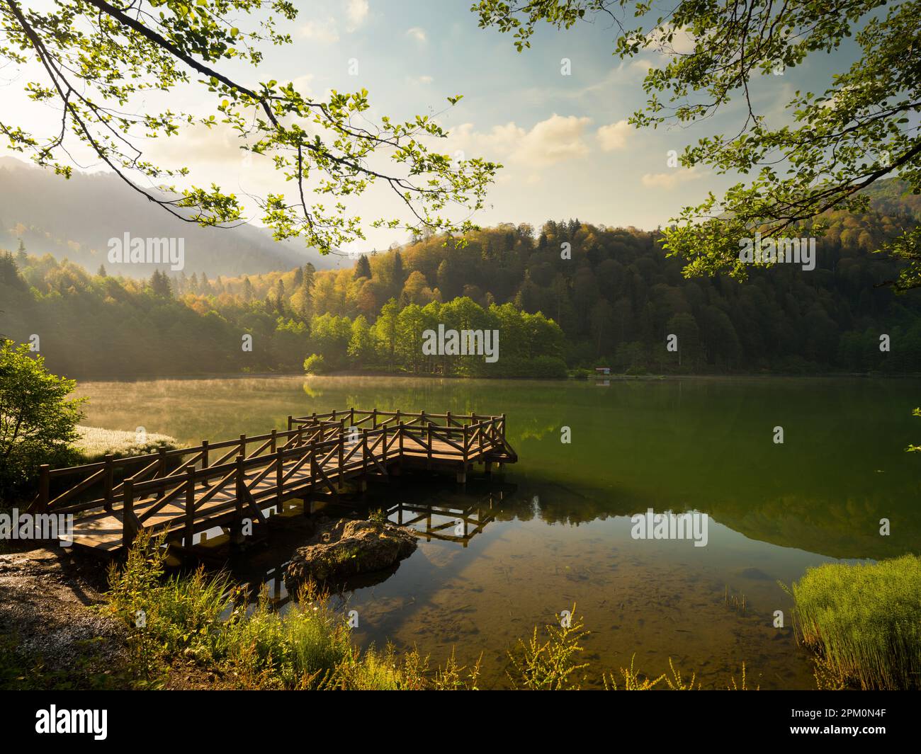 Pier am ruhigen See in der Frühlingssaison. Wunderschöner Blick auf den See bei Sonnenaufgang. Naturpark Borcka Karagol. Artvin, Türkei Stockfoto