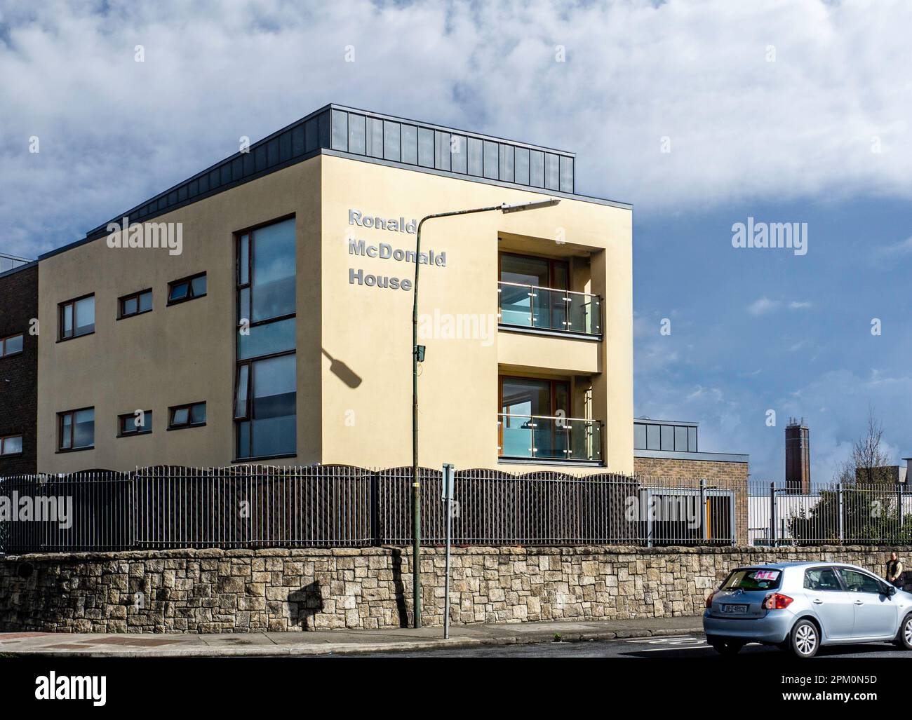 Ronald McDonald House auf dem Campus des Kinderkrankenhauses Crumlin in Dublin. Unterbringung und Unterstützung von Familien mit Kindern im Krankenhaus Stockfoto
