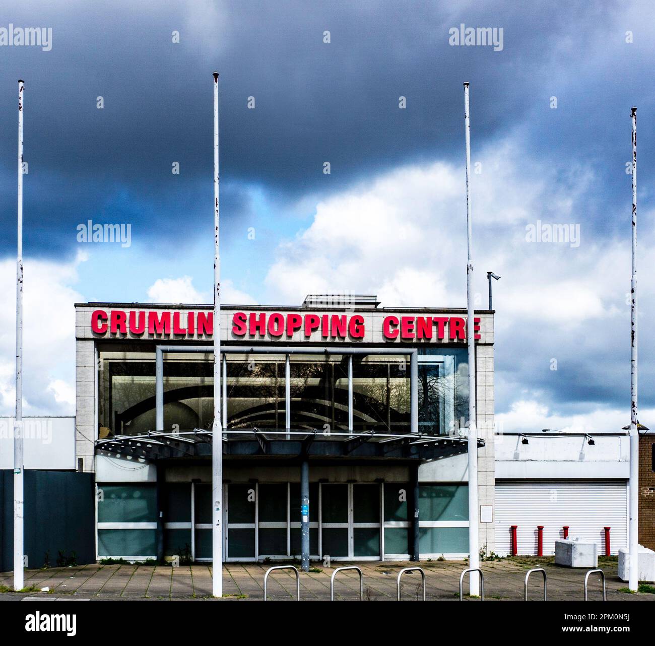 Der Eingang zum Crumlin Shopping Centre, Crumlin Road, Dublin. Einst ein florierendes Zentrum, das nun verwahrlost aussieht, sind die Geschäfte von Dunnes Eigentümer/Bewohner. Stockfoto