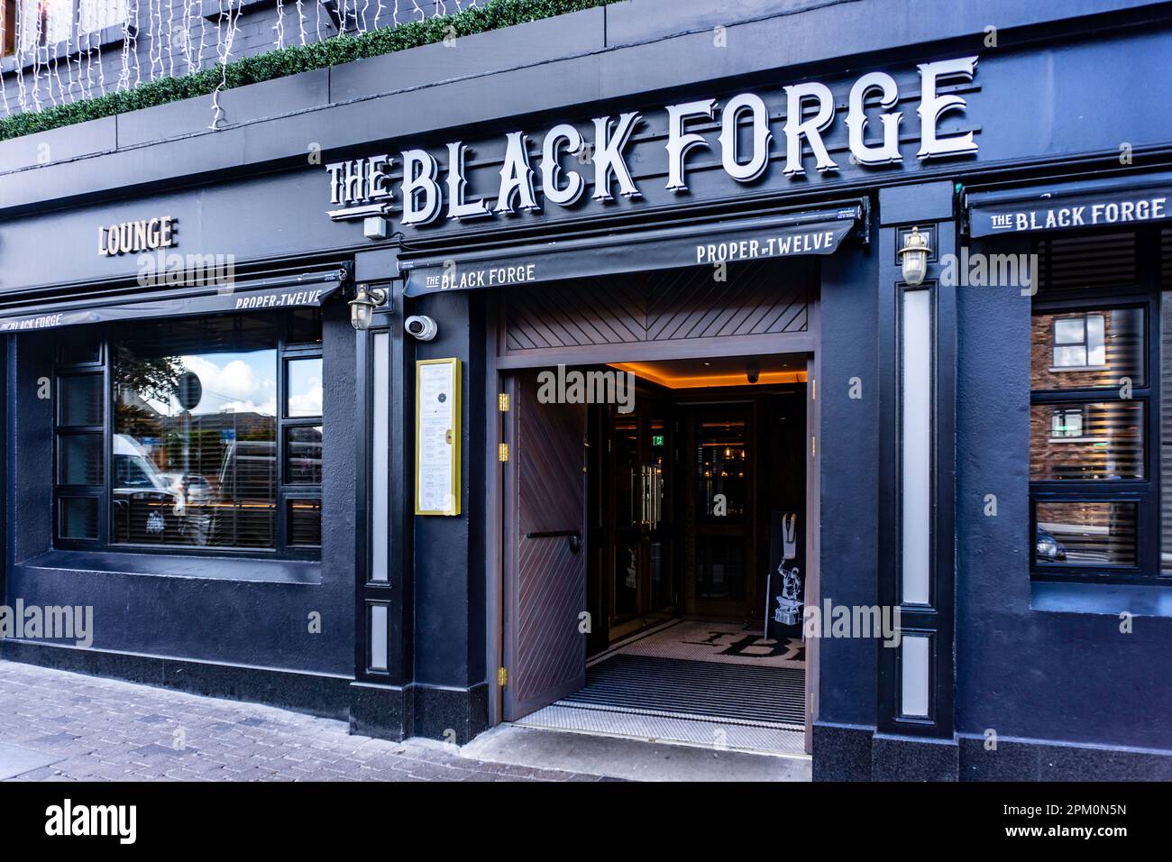 Das Black Forge Inn an der Drimnagh Road, Dublin, Irland. Bar, Restaurant im Besitz von Conor McGregor, dem UFC-Kämpfer. Stockfoto