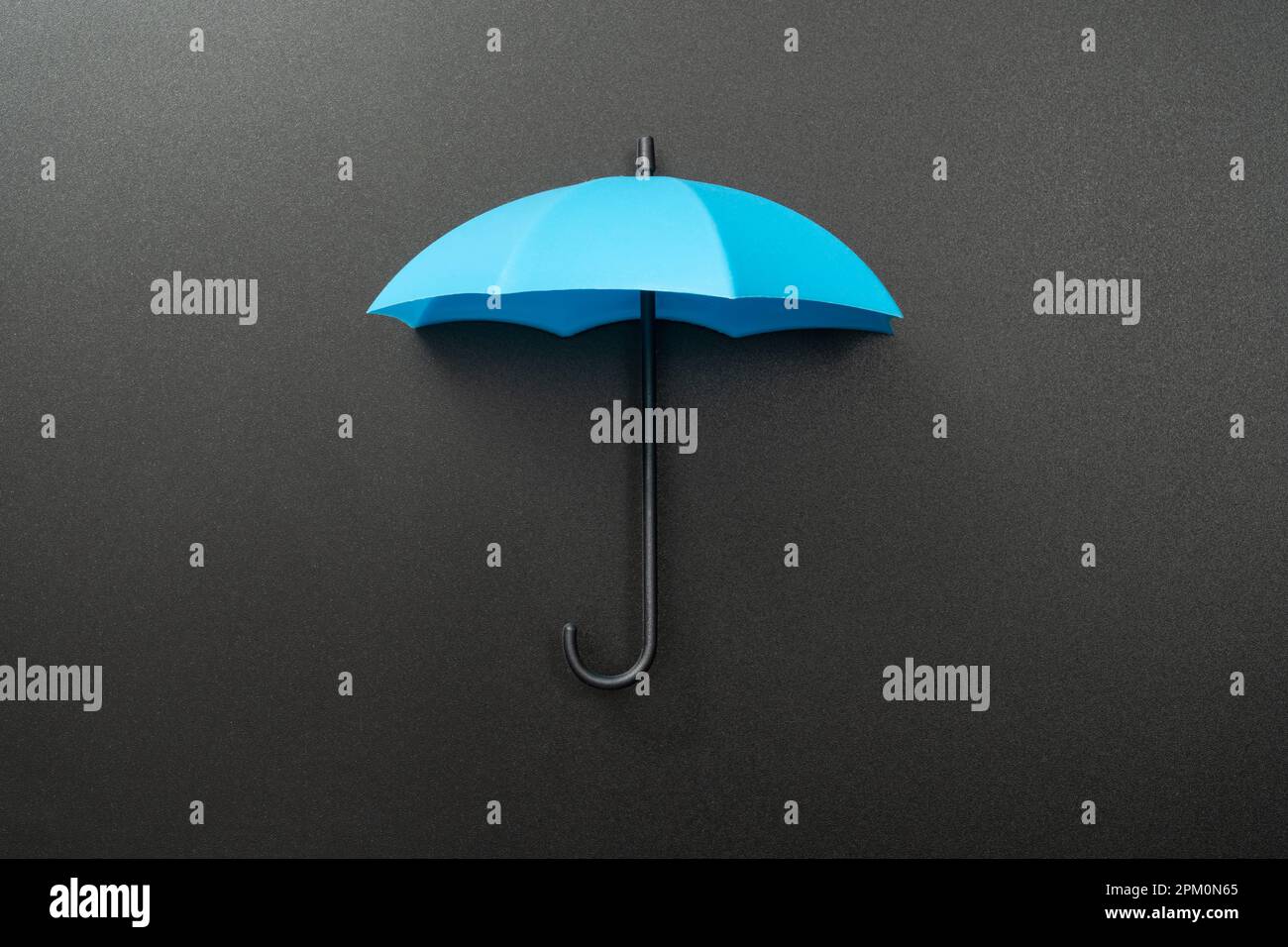 Blauer Regenschirm isoliert auf schwarzem Hintergrund Stockfoto