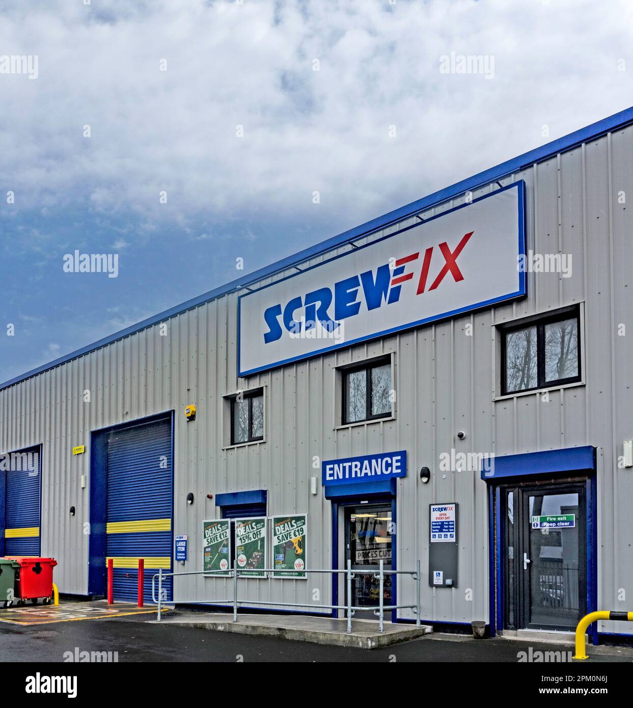 The Screwfix Store in Westlink Industrial Estate, Kylemore Road, Dublin, Irland. Eine Heimwerkerkette für Heimwerker, Elektriker, Badezimmer, Küche usw. Stockfoto