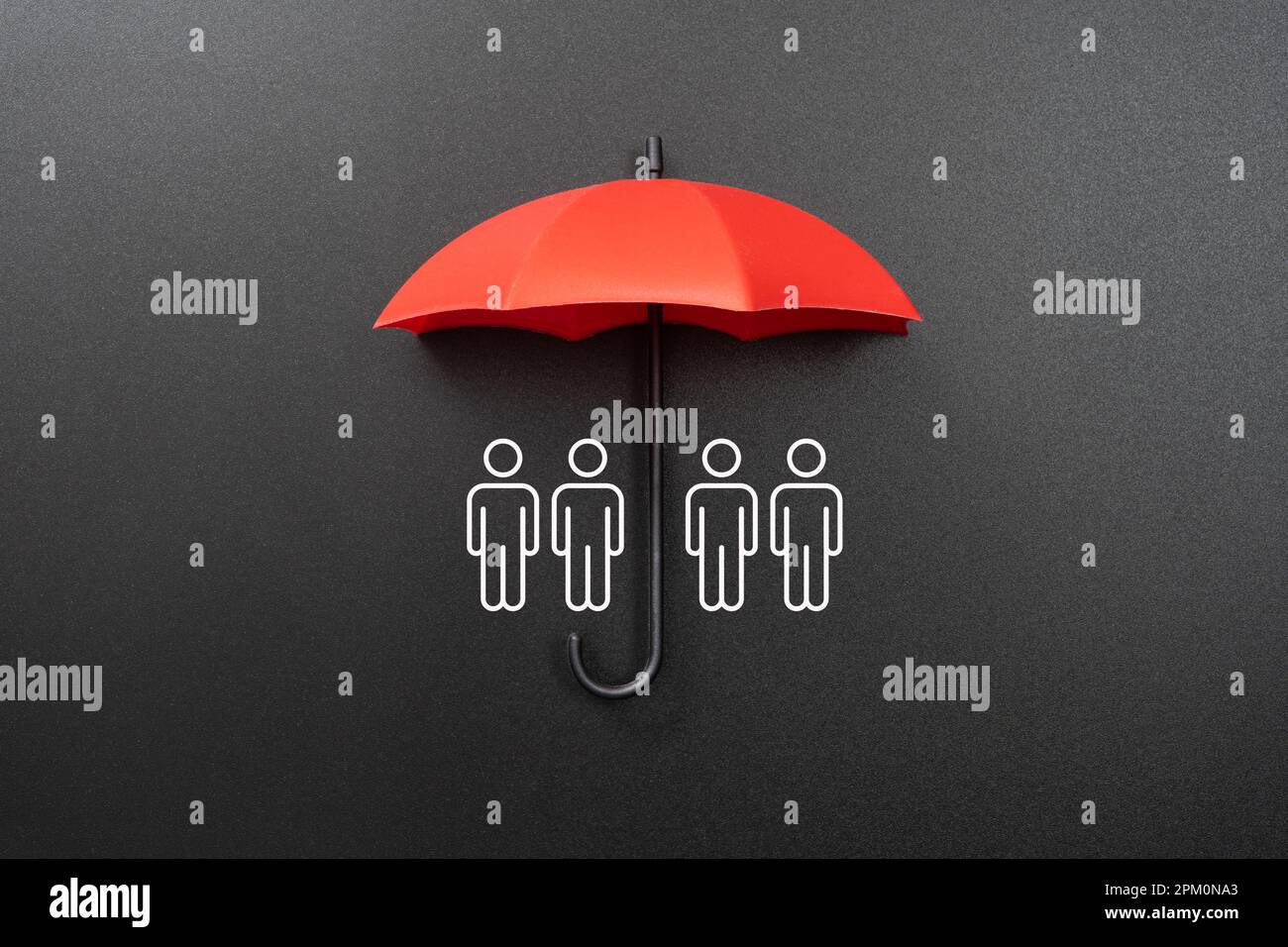 Gemeinschaftskonzept mit rotem Regenschirm Stockfoto
