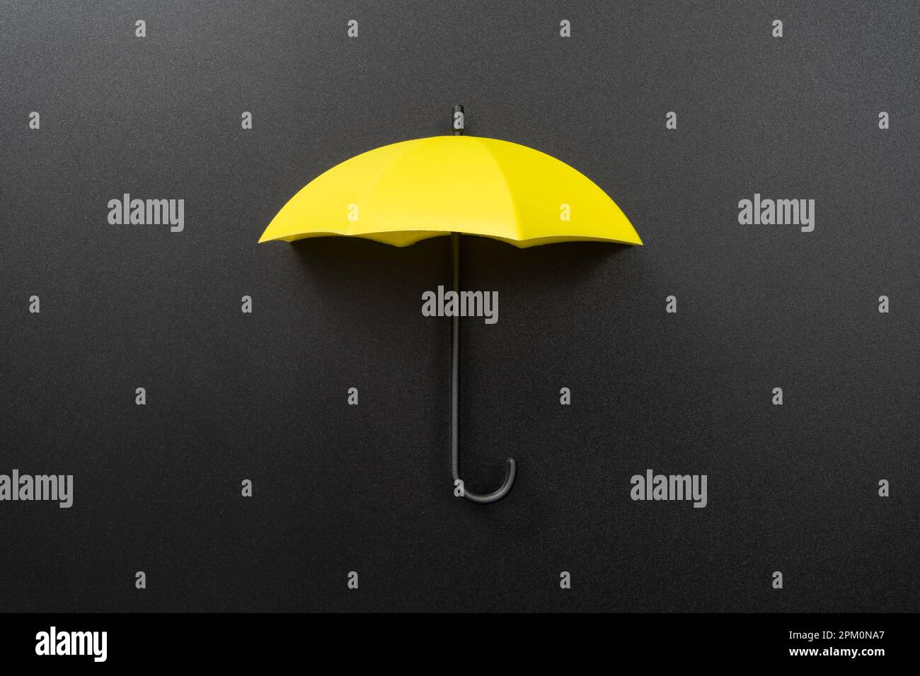 Gelber Schirm isoliert auf schwarzem Hintergrund Stockfoto