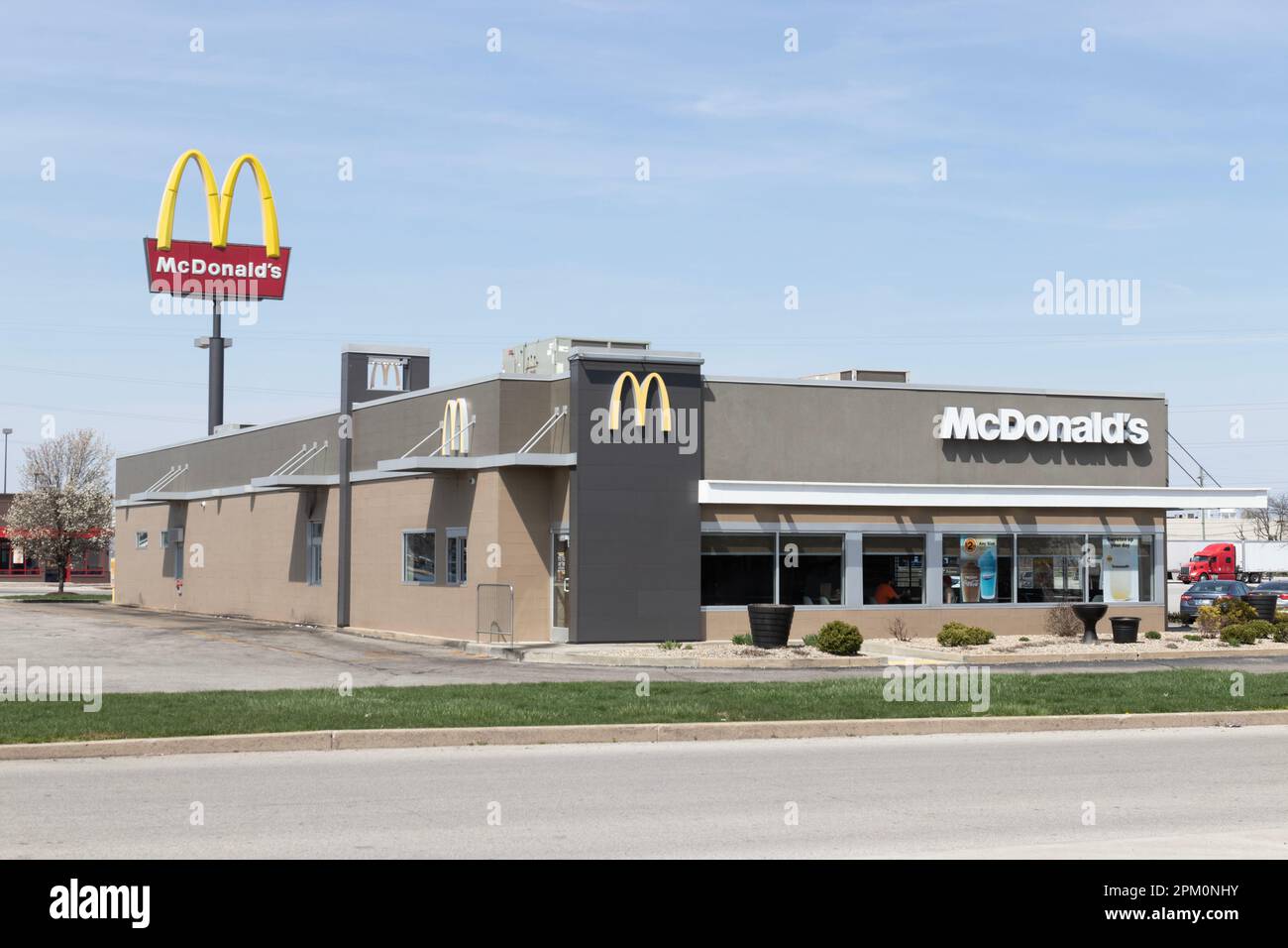 Lafayette - ca. 2023. April: McDonald's Restaurant. McDonald's bietet Mitarbeitern höhere Stundenlöhne, bezahlte Freizeit und Studiengebühren. Stockfoto