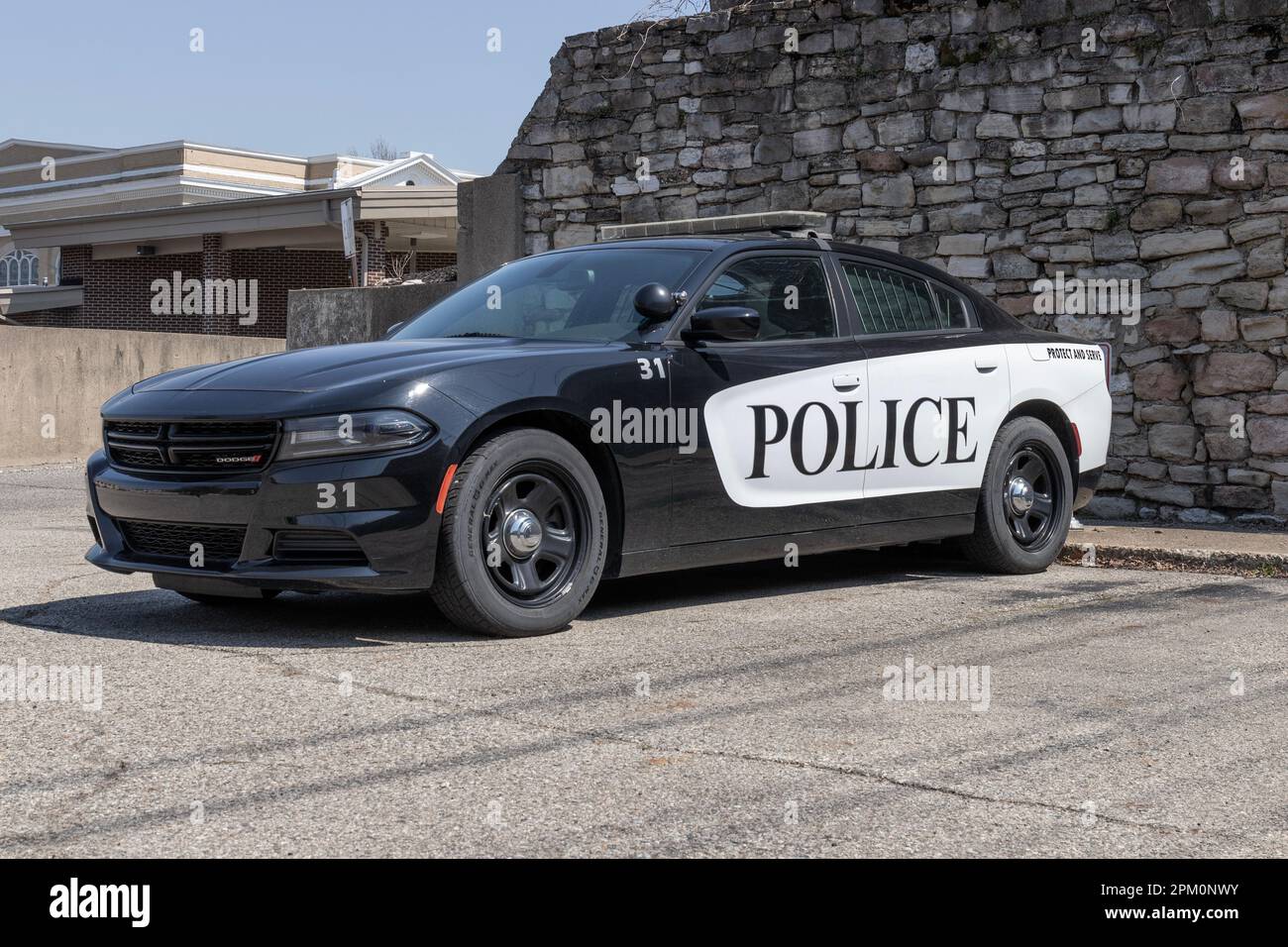 Logansport - circa April 2023: Polizeiautos mit den Worten schützen und dienen. Die Polizei hat die Pflicht, die Gesetze ihrer Gerichtsbarkeit durchzusetzen. Stockfoto