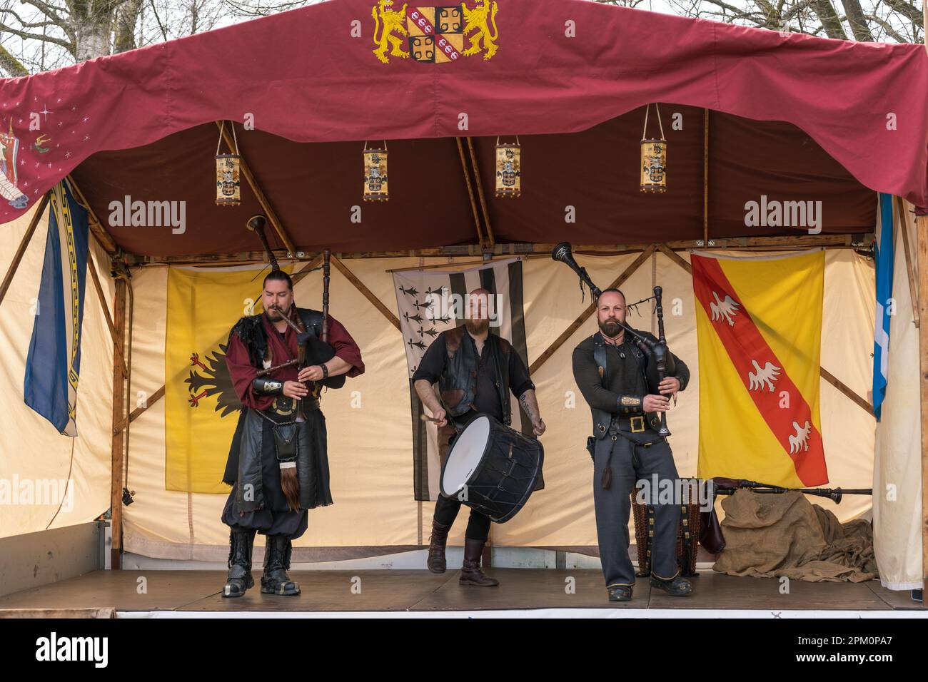 Kaiserslautern, Deutschland. 10. April 2023. Die mittelalterliche Musikband „Capud Draconis“ spielt Trommeln und Dudelsack. Kredit: Gustav Zygmund/Alamy News Stockfoto
