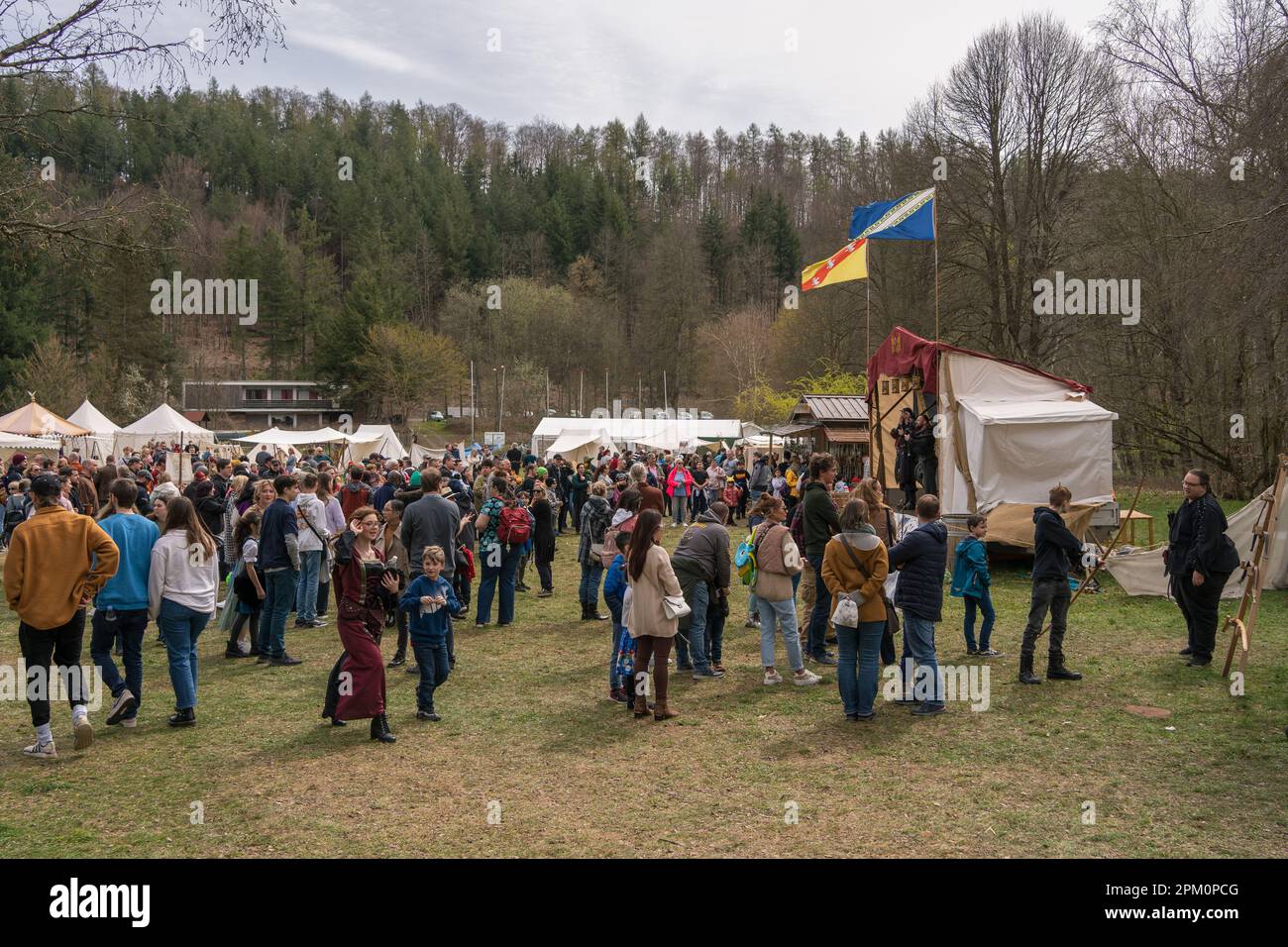 Kaiserslautern, Deutschland. 10. April 2023. Eine Menge Leute hören „Capud Draconis“, die mittelalterliche Musikband an einem wunderschönen, sonnigen Frühlingstag. Kredit: Gustav Zygmund/Alamy News Stockfoto