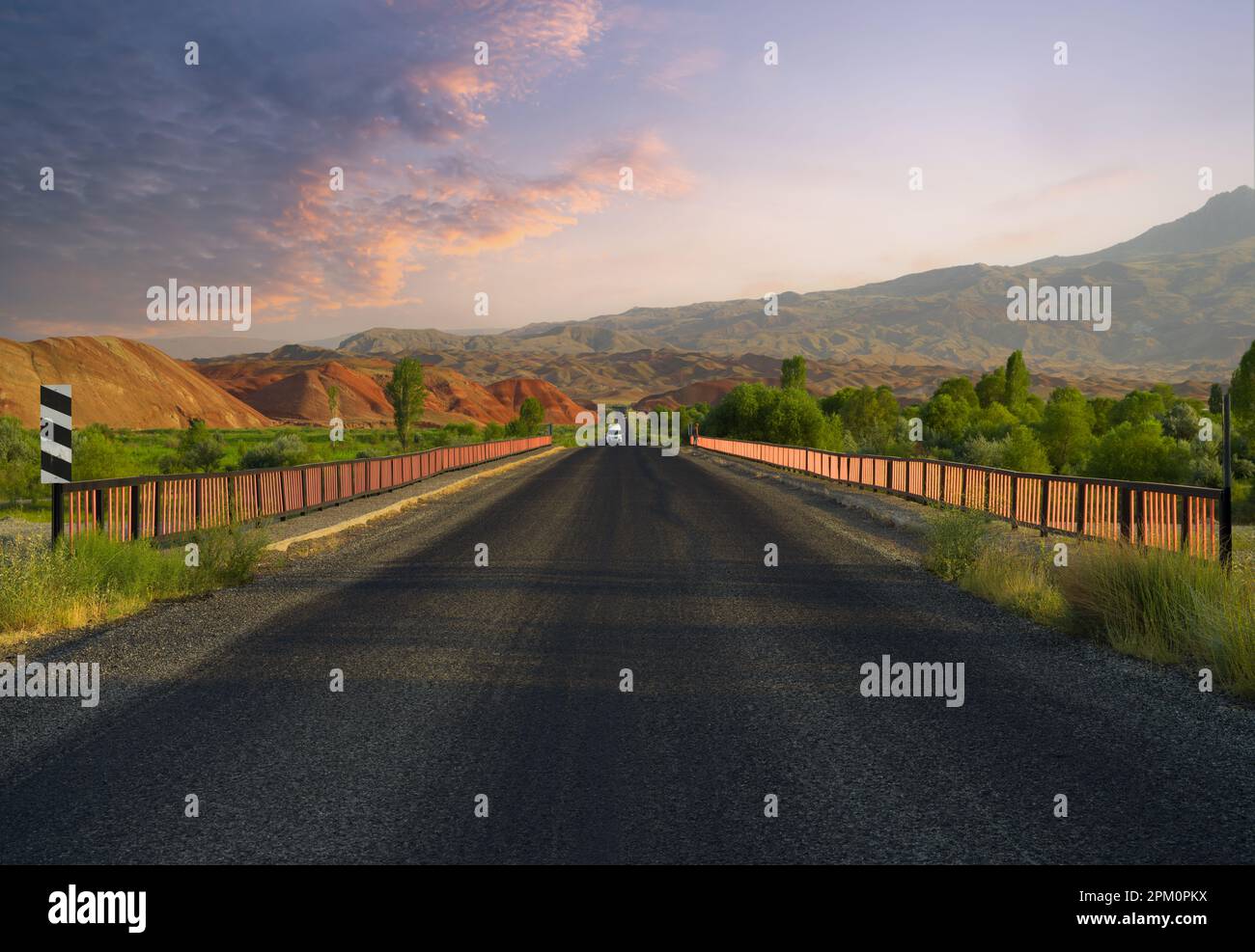 Anatolische Straßen. Igdir-Kars-Autobahn. Türkisch-armenische Grenze. Tuzluca District, Igdir, Türkei Stockfoto