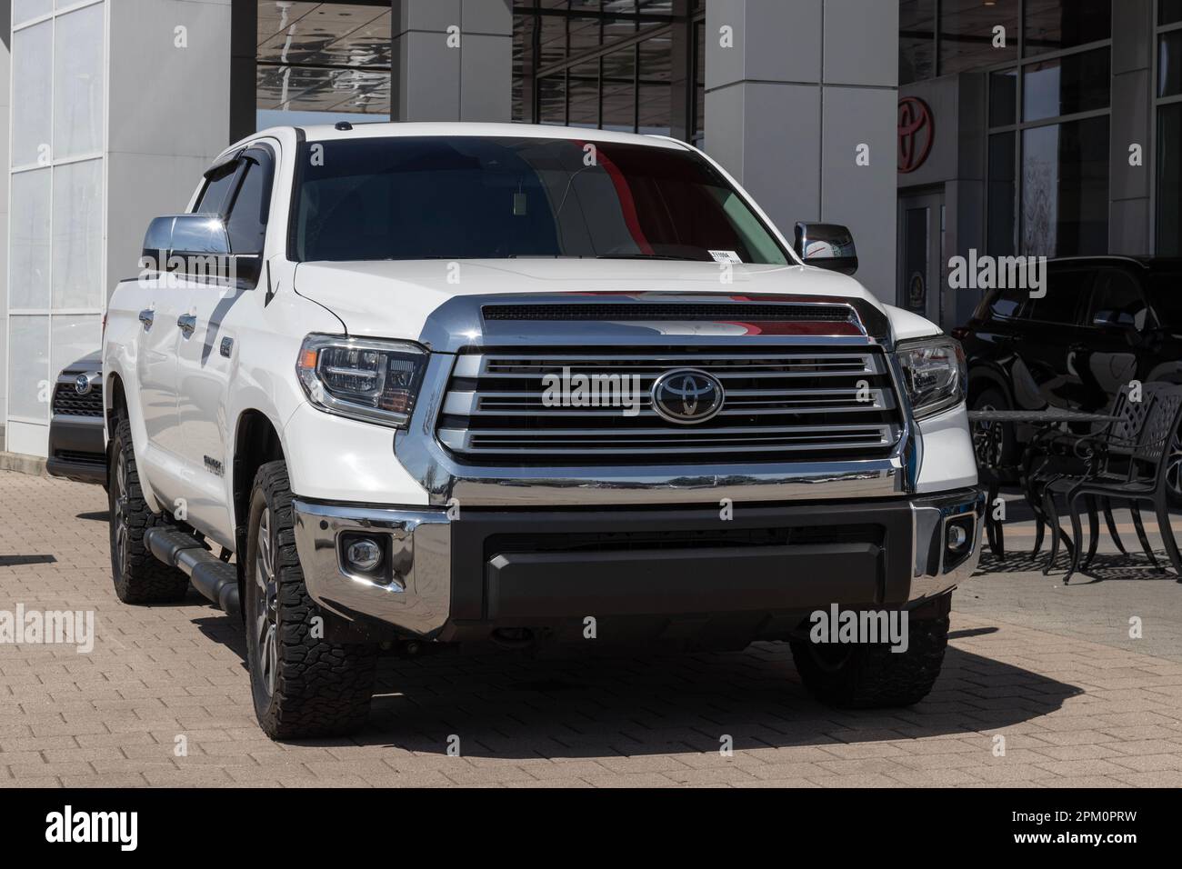 Lafayette - ca. 2023. April: Toyota Tundra Ausstellung. Toyota bietet den Tundra in den Modellen Double Cab und CrewMax an. Stockfoto