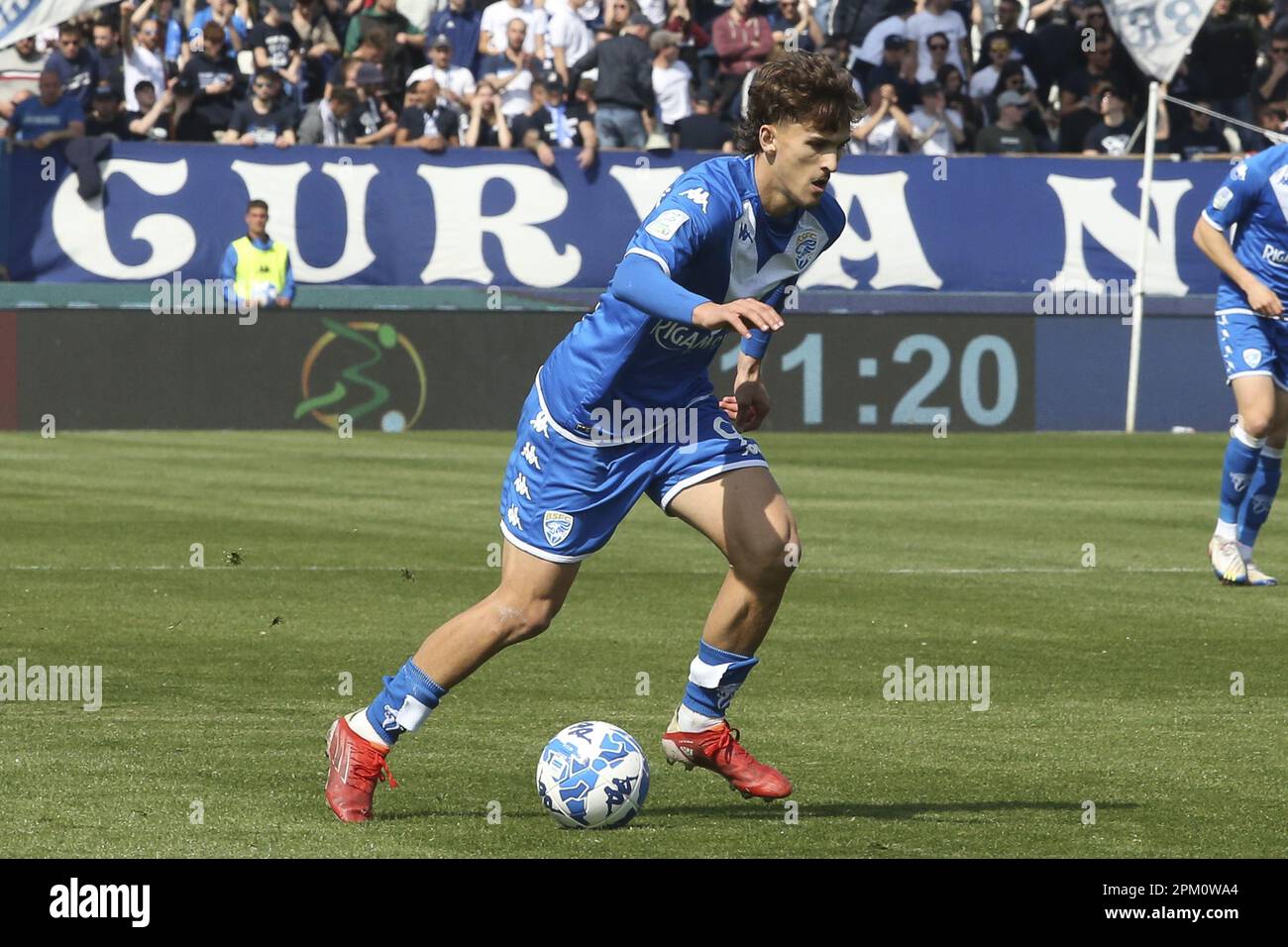 Brescia, Italien. 10. April 2023. Pablo Rodriguez Delgado vom FC Brescia spielt den Ball am 10. April 2023 während des Spiels Brescia FC gegen Ternana Calcio, 32° Serie BKT 2022-23 im Mario Rigamonti Stadion in Brescia, Italien. Kredit: Live Media Publishing Group/Alamy Live News Stockfoto