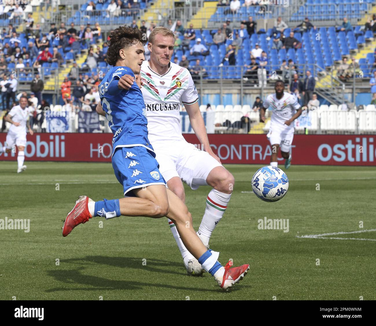 Brescia, Italien. 10. April 2023. Pablo Rodriguez Delgado vom Brescia FC kickt den Ball während des Spiels Brescia FC gegen Ternana Calcio, 32° Serie BKT 2022-23 im Mario Rigamonti Stadion in Brescia, Italien, am 10. April 2023. Kredit: Live Media Publishing Group/Alamy Live News Stockfoto