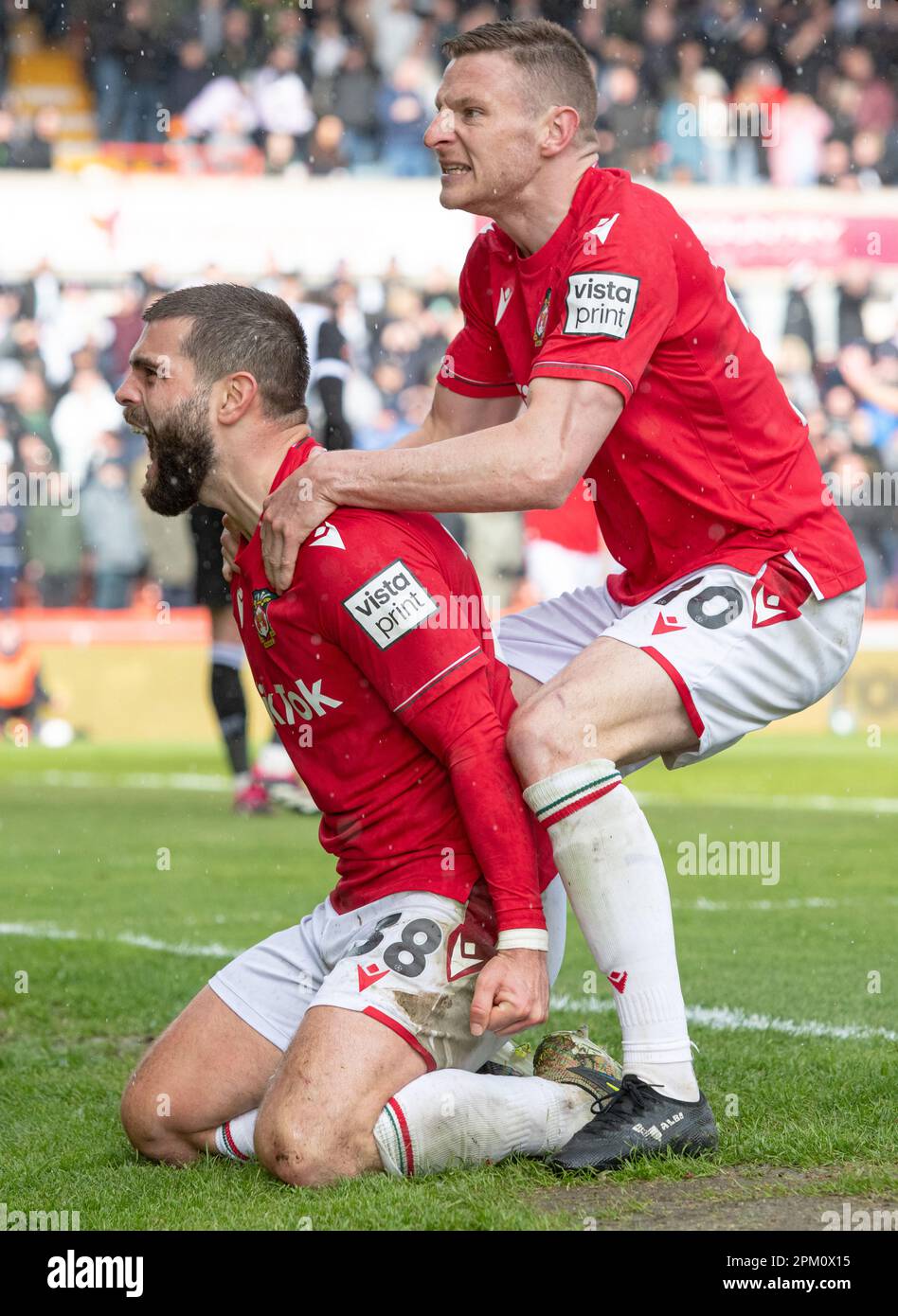 Wrexham, Wrexham County Borough, Wales, 10. April 2023. Der Elliot Lee von Wrexham feiert sein Tor im Wrexham Association Football Club V Notts County Football Club auf dem Rennplatz in der Vanarama National League. (Bild: ©Cody Froggatt/Alamy Live News) Stockfoto