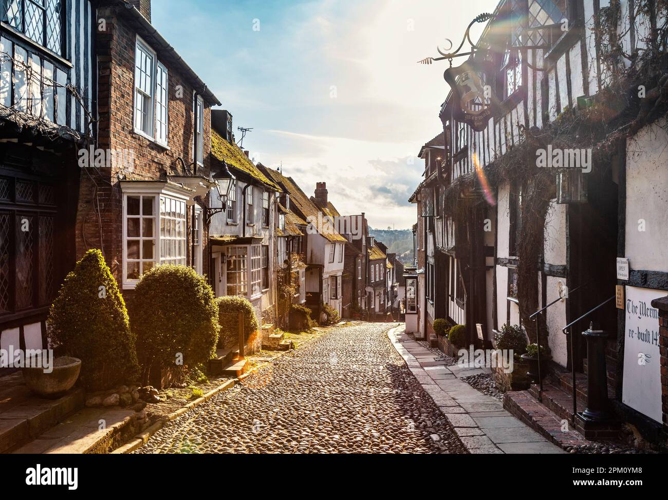 Bezaubernde kopfsteingepflasterte Mermaid Street mit mittelalterlichen Häusern, Rye, East Sussex, England, Großbritannien Stockfoto