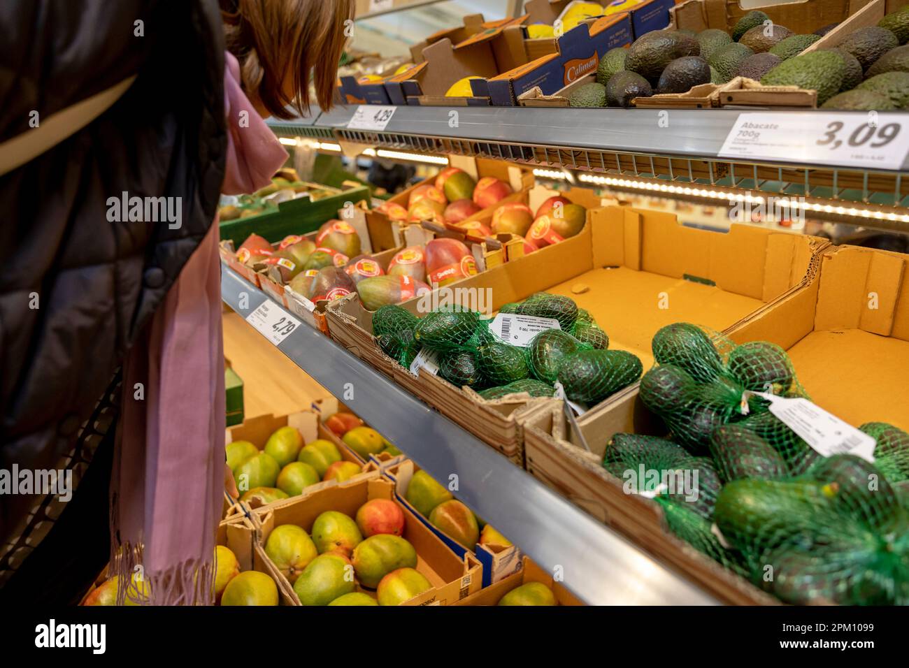 Porto, Portugal - 01.04.2023: Kunde, der Avocados in der Obstabteilung des Lidl Supermarkts in Porto, Portugal, sucht Stockfoto