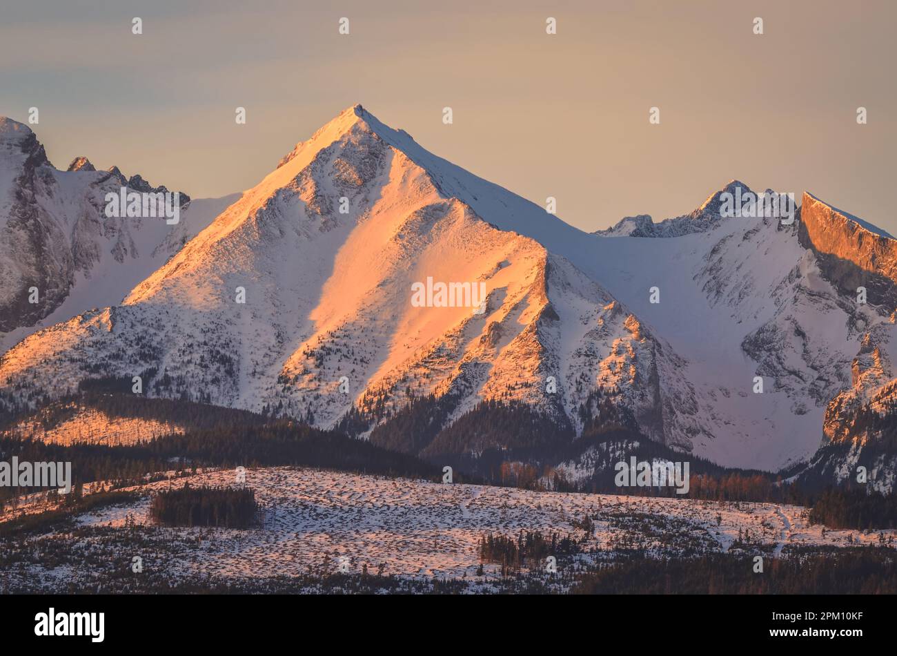 Bezauberndes Panorama der polnischen Tatra am Morgen. Blick auf die Belianske Tatras vom Dorf Lapszanka, Polen. Stockfoto