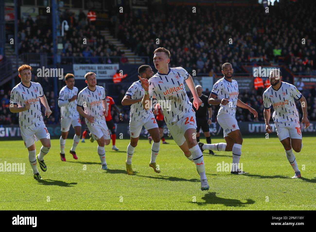 Andy Lyons 24 von Blackpool feiert sein Ziel, es beim Sky Bet