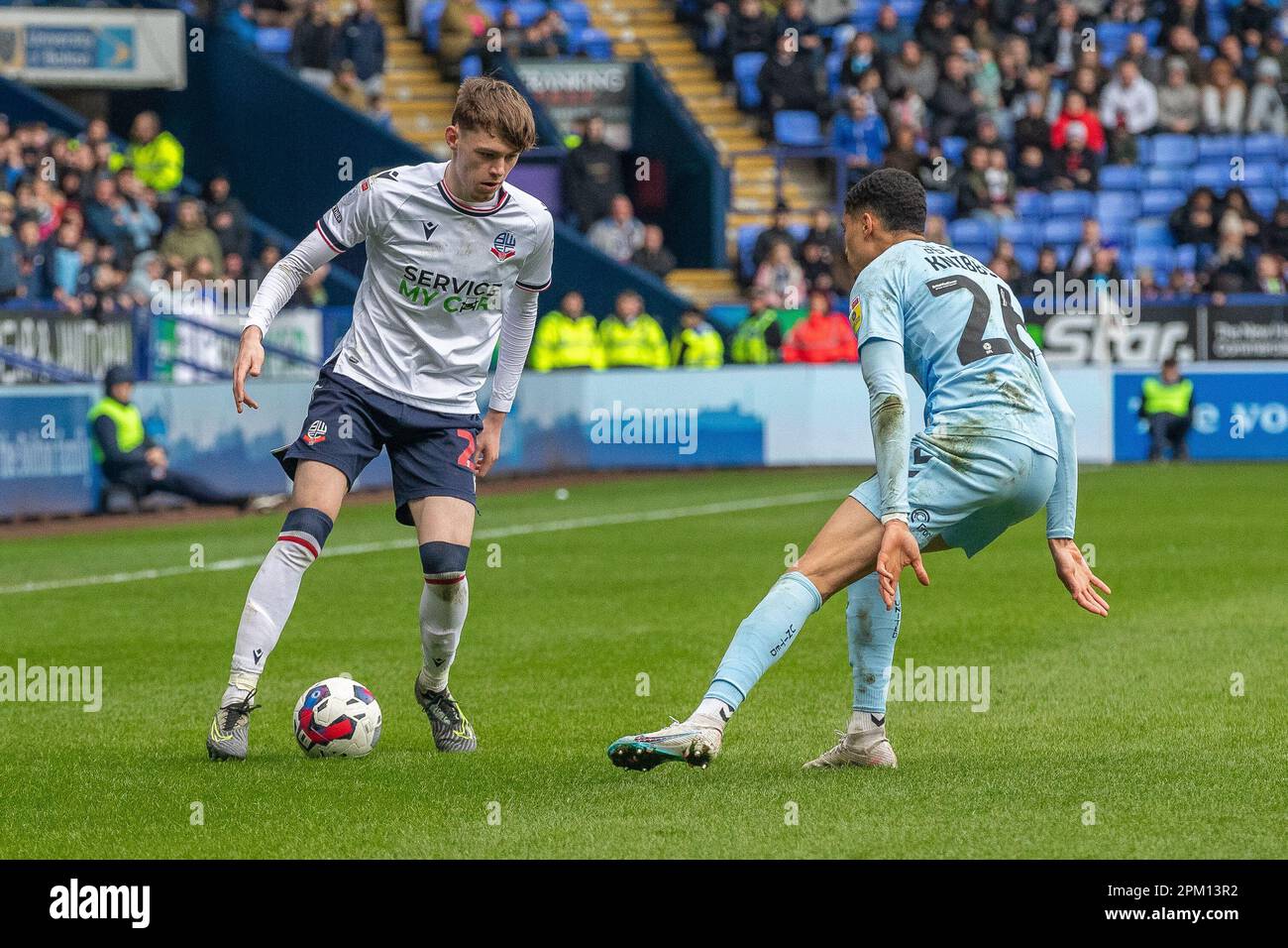 Conor Bradley #21 von Bolton Wanderers tritt gegen Harvey Knibbs #26 von Cambridge United während des Sky Bet League 1-Spiels Bolton Wanderers vs Cambridge United am University of Bolton Stadium, Bolton, Großbritannien, 10. April 2023 (Foto von Craig Anthony/News Images) in, am 4./10. April 2023. (Foto: Craig Anthony/News Images/Sipa USA) Guthaben: SIPA USA/Alamy Live News Stockfoto