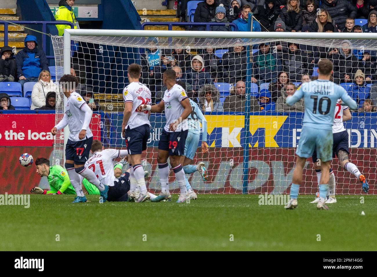 Sam Smith #10 von Cambridge United Free Kicks wird während des Sky Bet League 1 Spiels Bolton Wanderers vs Cambridge United am University of Bolton Stadium, Bolton, Großbritannien, 10. April 2023 (Foto von Craig Anthony/News Images) in, am 4./10. April 2023. (Foto: Craig Anthony/News Images/Sipa USA) Guthaben: SIPA USA/Alamy Live News Stockfoto