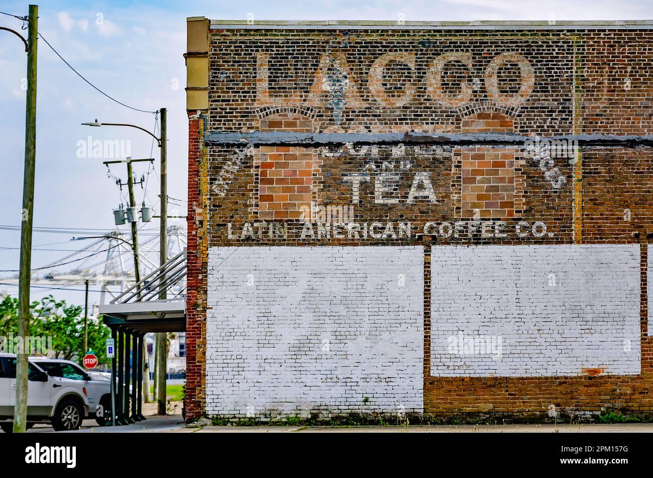 Am 2. April 2023 in Gulfport, Mississippi, befindet sich ein Geisterzeichen der Latin American Coffee Company auf einer Ziegelmauer. Stockfoto