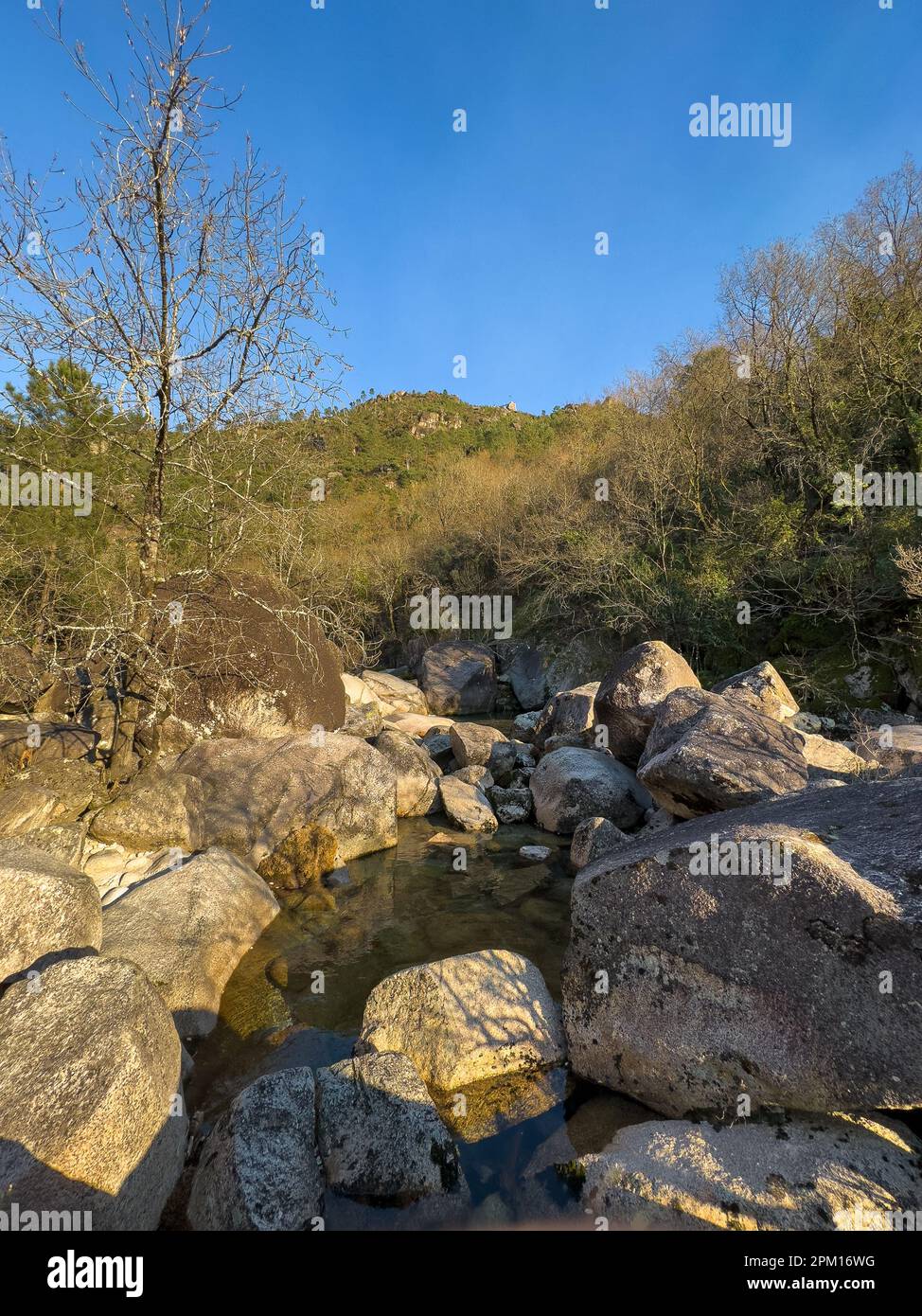 Wasserlauf in der Nähe des Wasserfalls Fecha de Barjas (auch bekannt als Tahiti-Wasserfall) in den Bergen des Peneda-Geres-Nationalparks, Portugal. Stockfoto