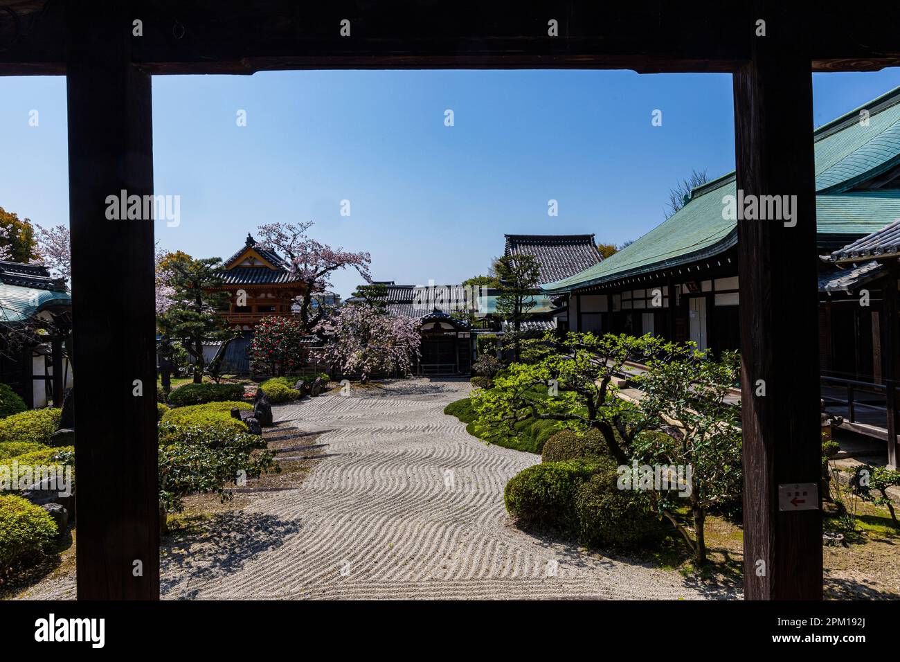 Der Shoboji-Tempel gehört zur Jodo-Sekte und ist mit der Familie Owari Tokugawa verwandt, dem Kopf der drei Tokugawa-Familien. Es gibt zwei Hauptgärten Stockfoto
