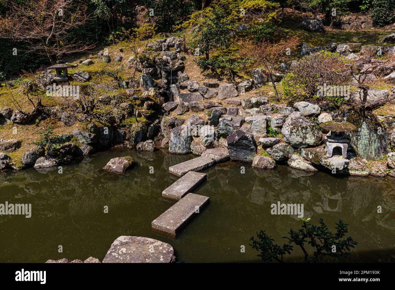 Der Shoboji-Tempel gehört zur Jodo-Sekte und ist mit der Familie Owari Tokugawa verwandt, dem Kopf der drei Tokugawa-Familien. Es gibt zwei Hauptgärten Stockfoto