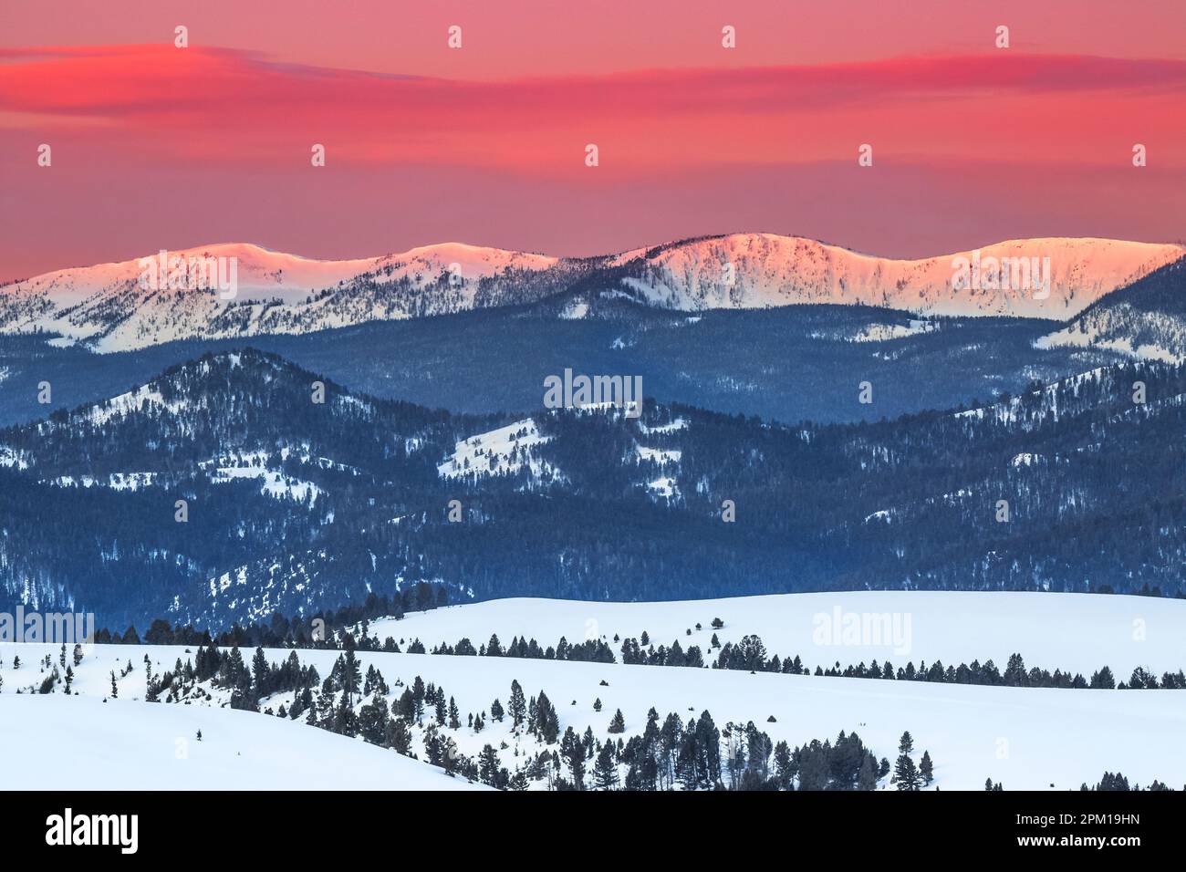 Bei Sonnenaufgang über den Saphirbergen im Winter bei philipsburg, montana Stockfoto