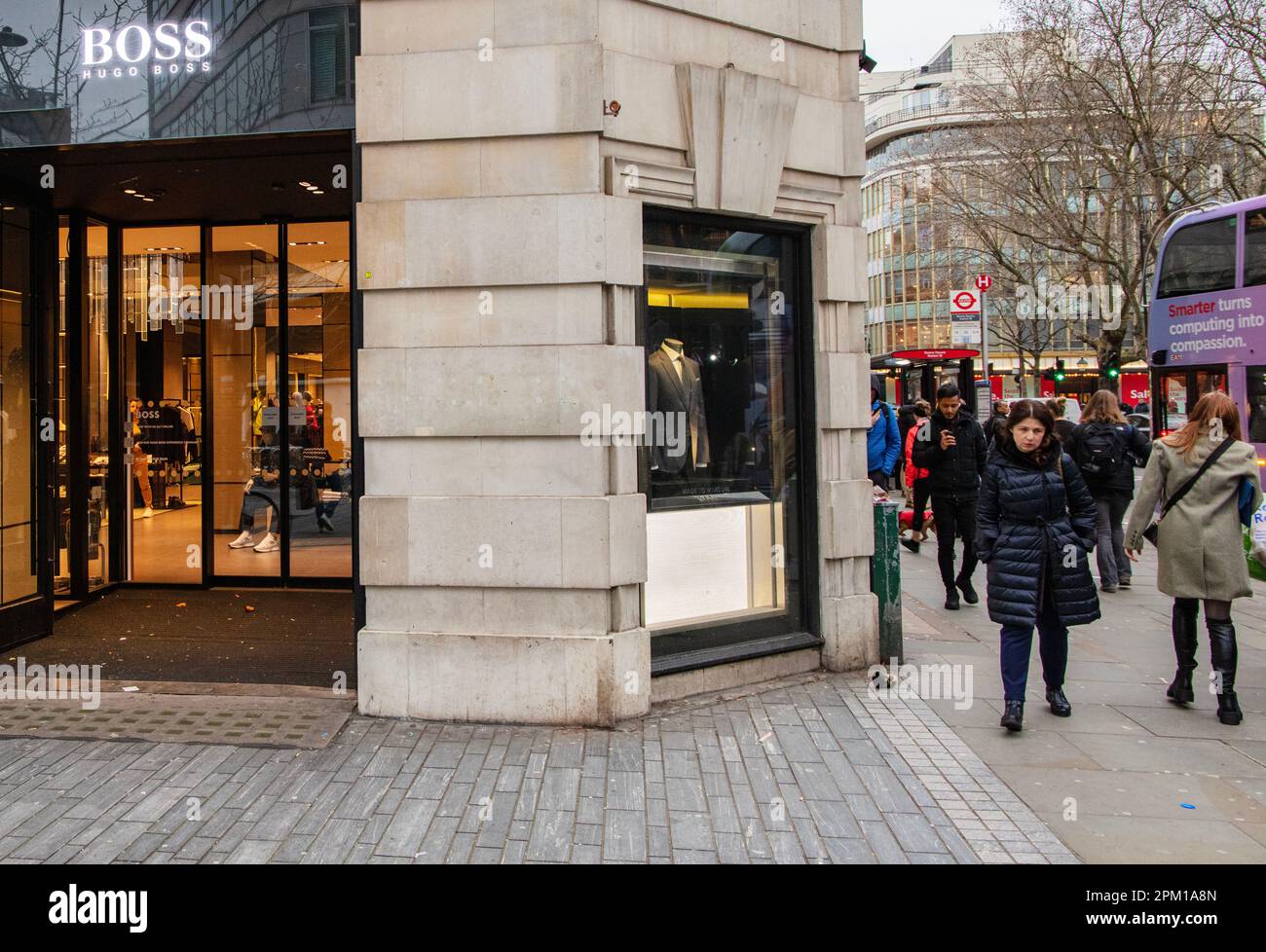 Sloane Square, Kensington, London, Großbritannien; Hugo Boss Modegeschäft Stockfoto